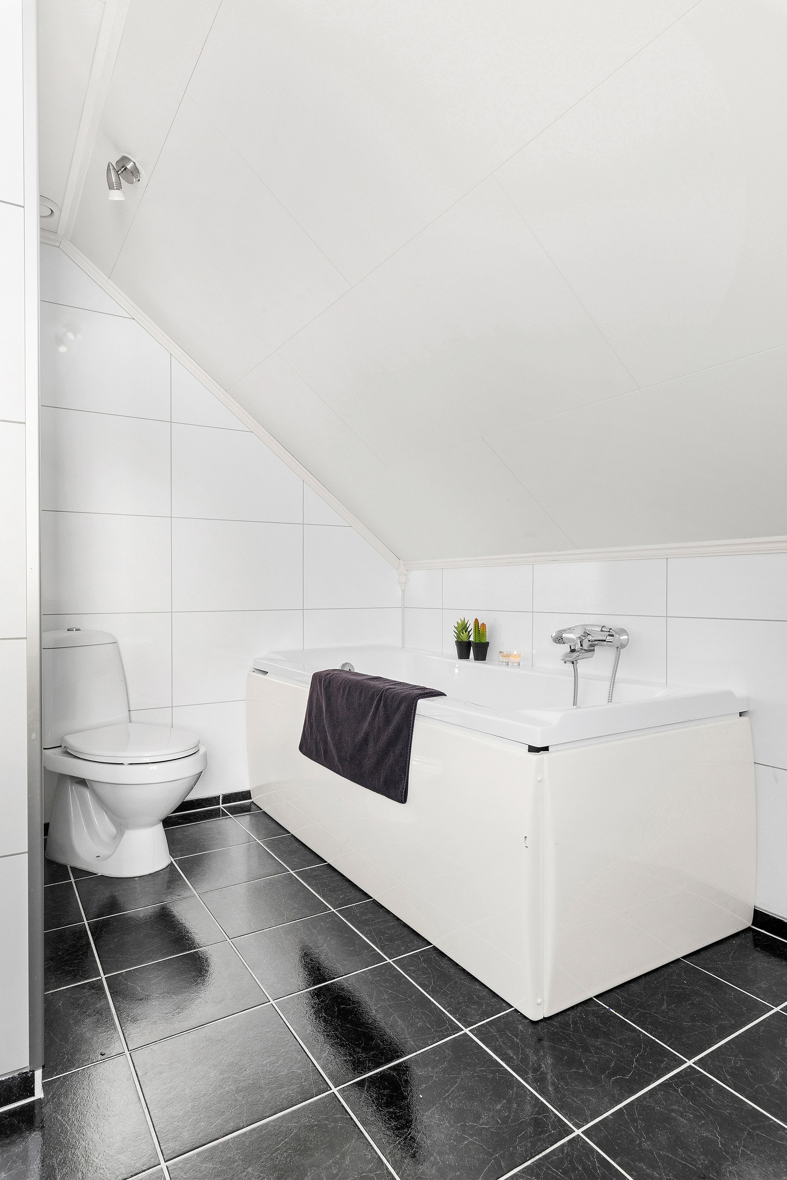 Med fire soverom i loftetasjen er det greit med et toalett i samme etasje også! Galleribilde