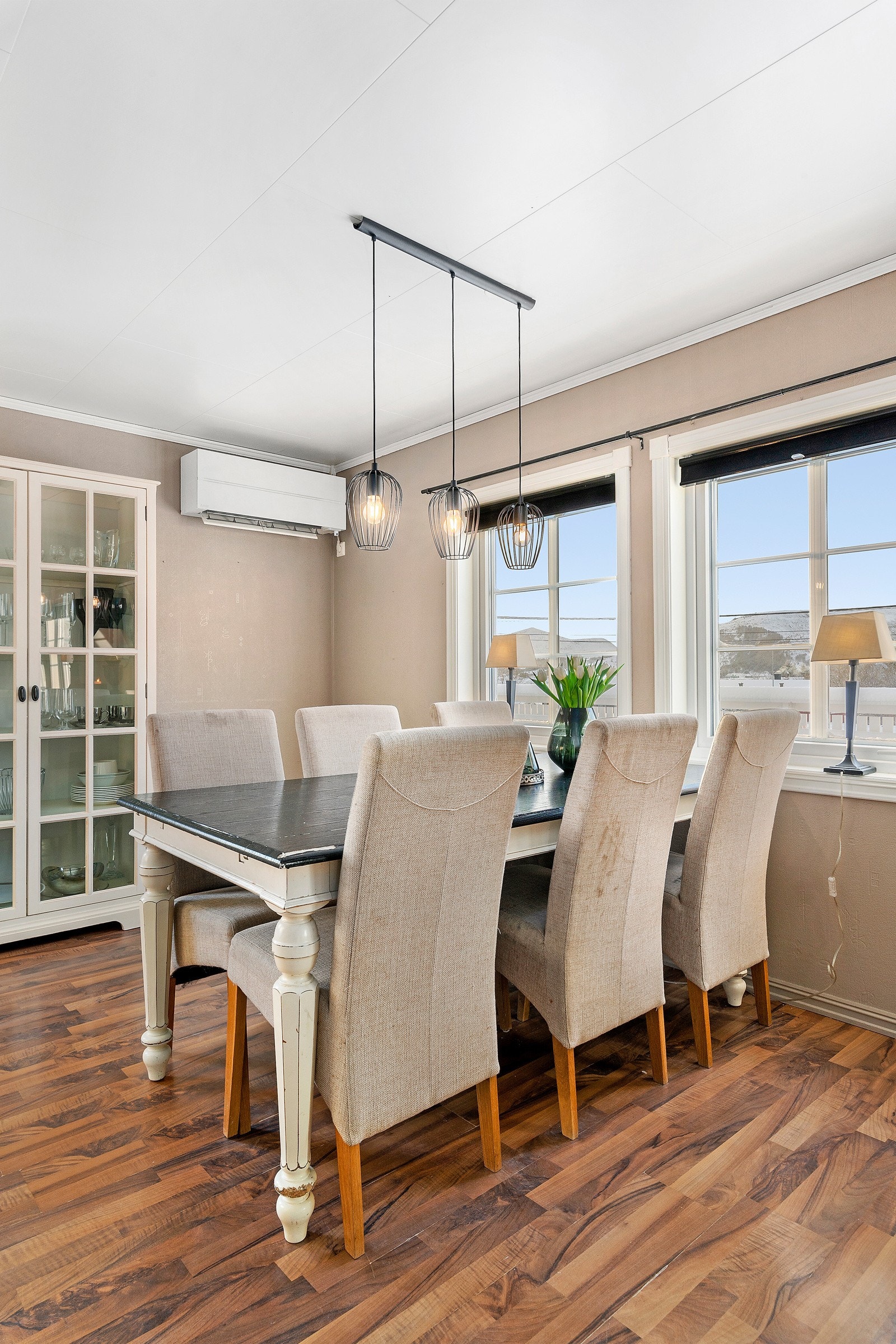 Spisebordet er i dag naturlig plassert ved inngangen til kjøkkenet og rett ved vinduene så du kan nyte den flotte utsikten. Galleribilde