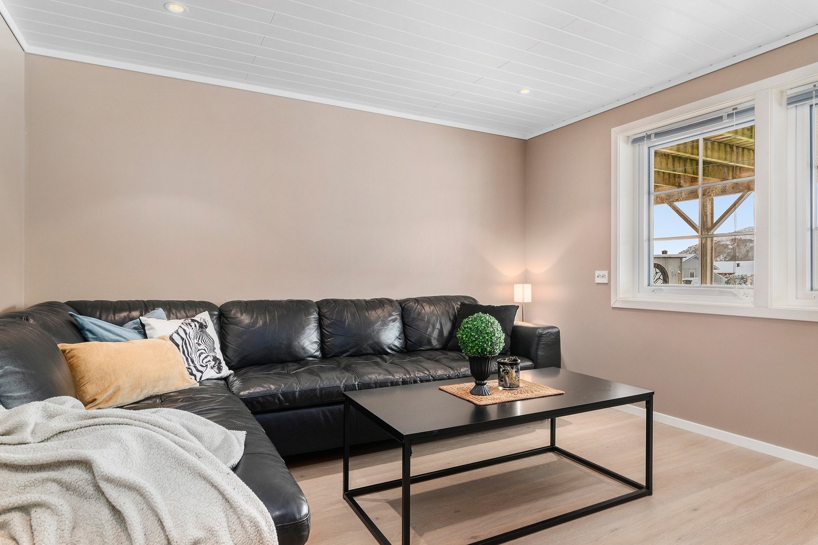 Det er to flotte innredde rom i underetasjen. Disse to rommene har utsikt fra under verandaen, så krav til lysforhold er ikke ivaretatt. Galleribilde