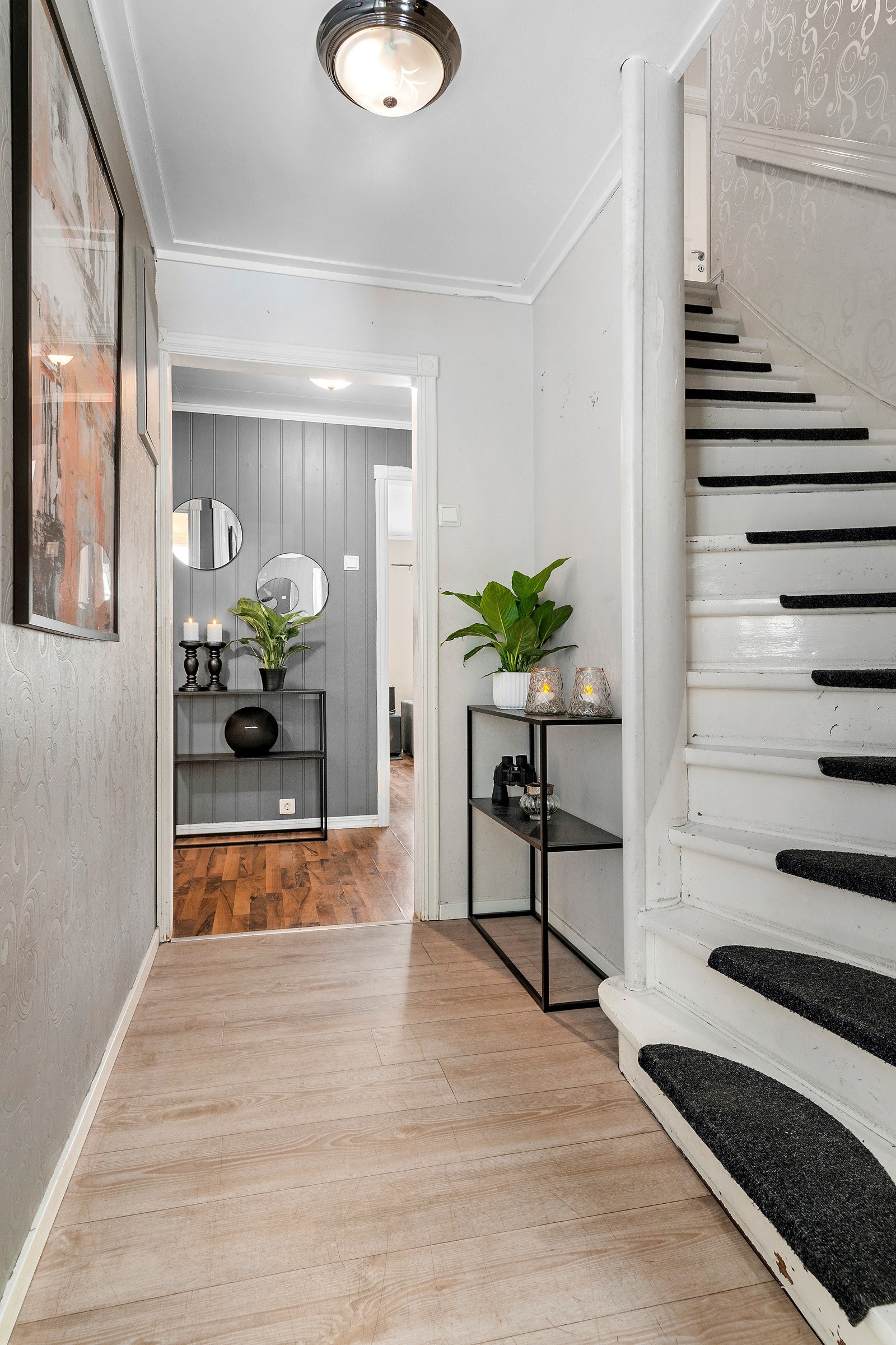 Trappen er den originale fra byggeåret, som er malt og lagt teppe i trinnene. Galleribilde