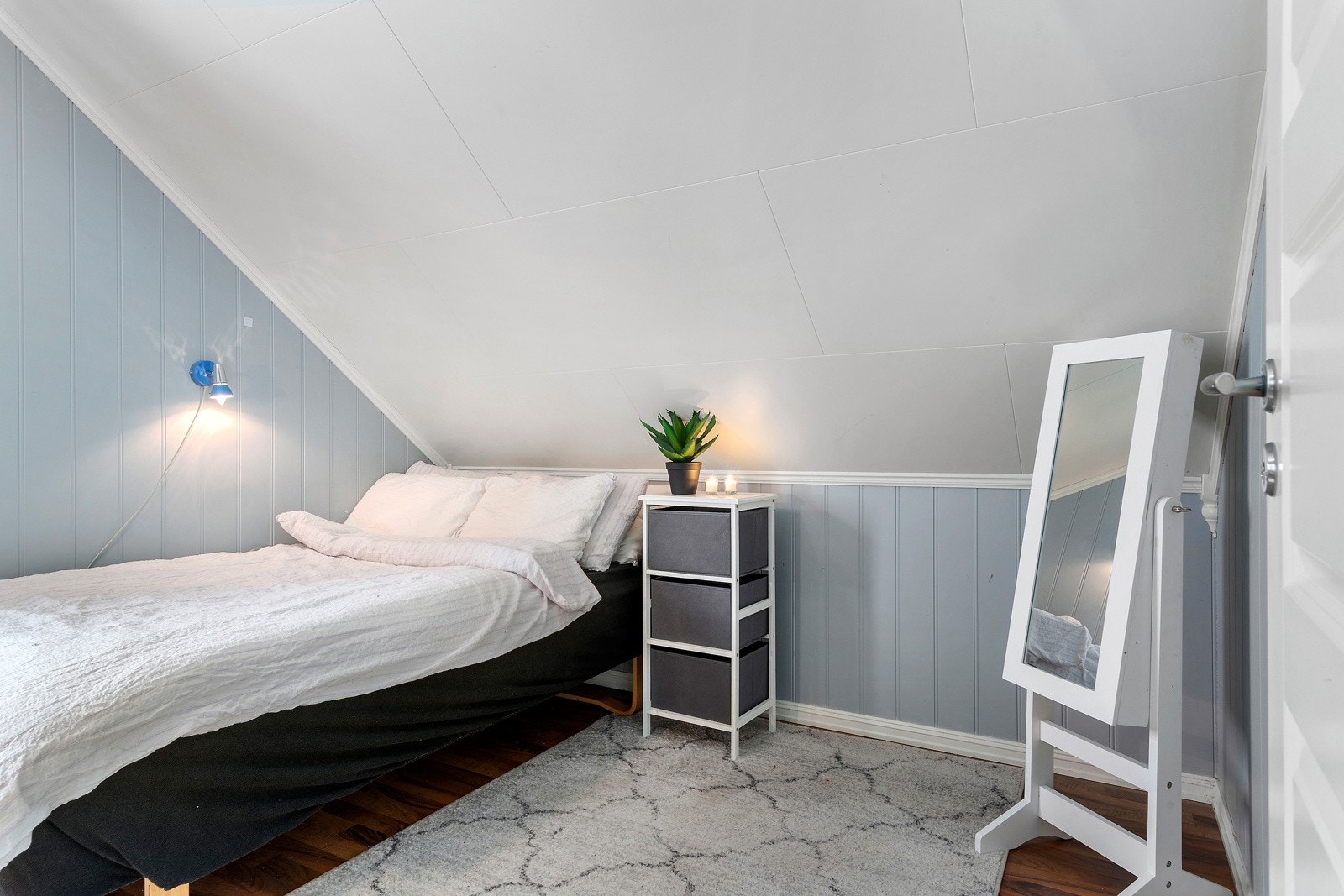 Det andre (evt. tredje) soverommet på loftet er også av god størrelse. Galleribilde