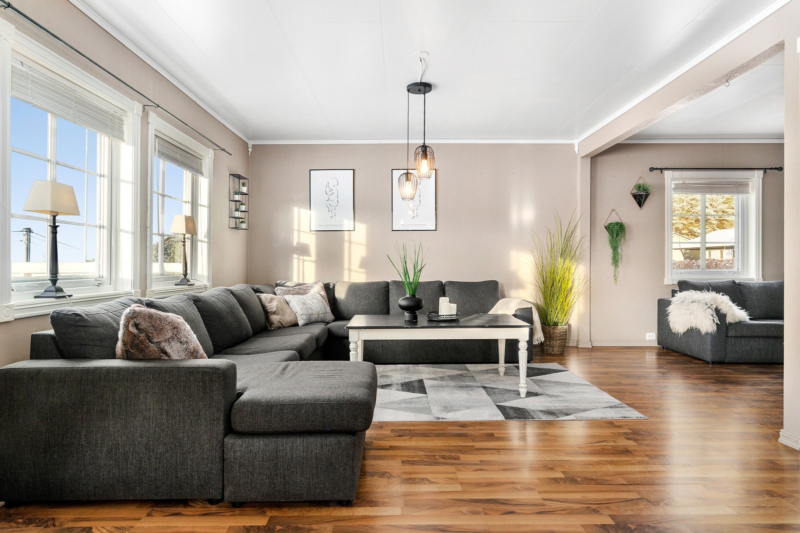 Stuen er formet som en L, så her er det en naturlig krok til å plassere en god sofa og benke seg ned foran Tven. Galleribilde