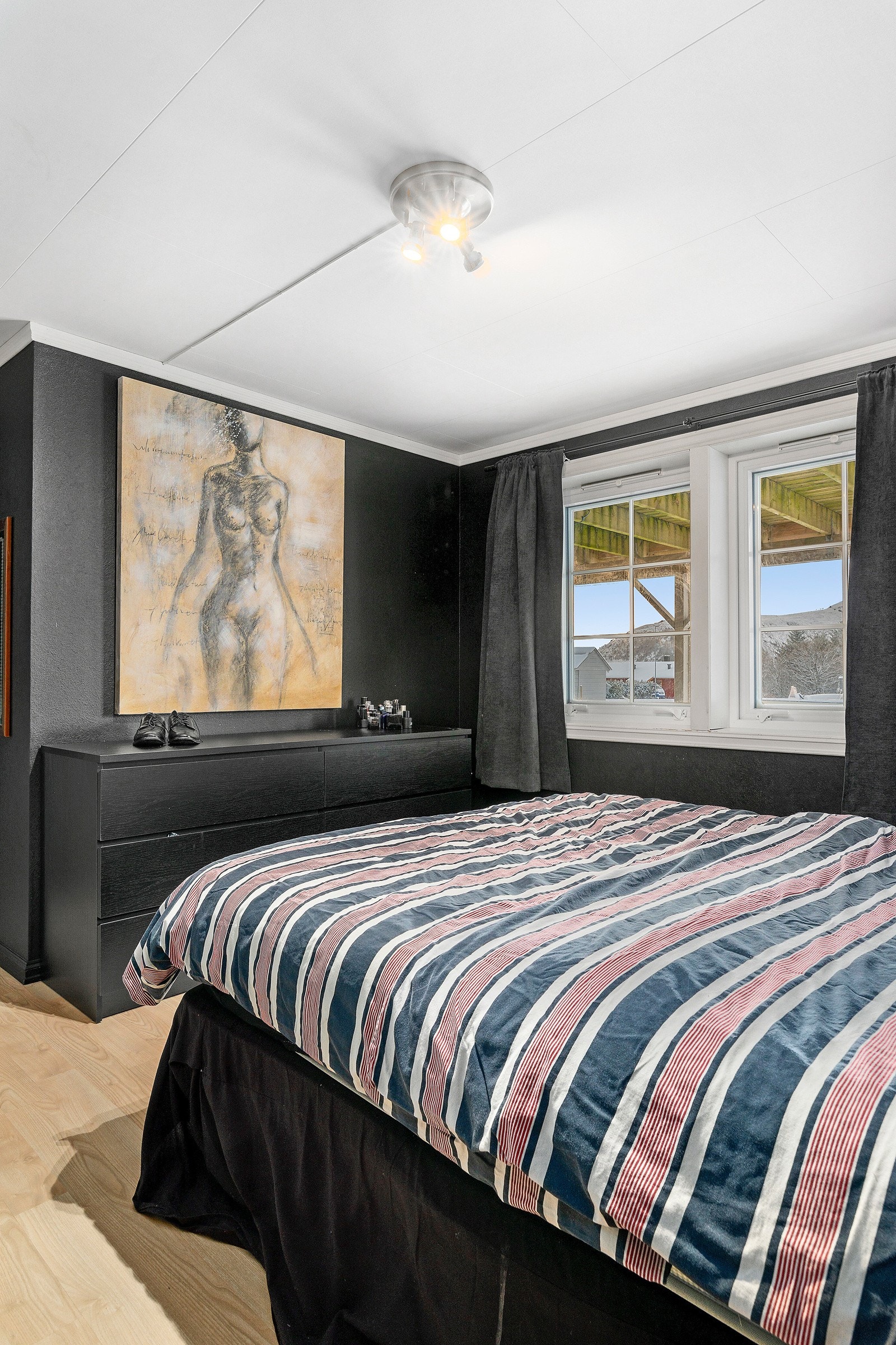 Rom i underetasjen som tilfredsstiller krav til størrelse og rømningsvei, men ikke lysforhold. Det er dermed ikke godkjent som soverom. Galleribilde