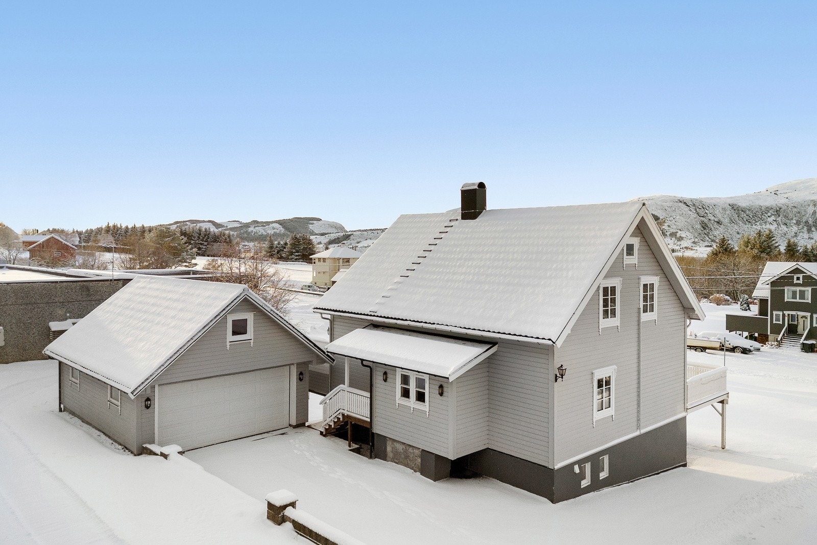 I 2013 ble det bygget en dobbelgarasje på eiendommen hvor bilene kan stå trygt og godt. Galleribilde