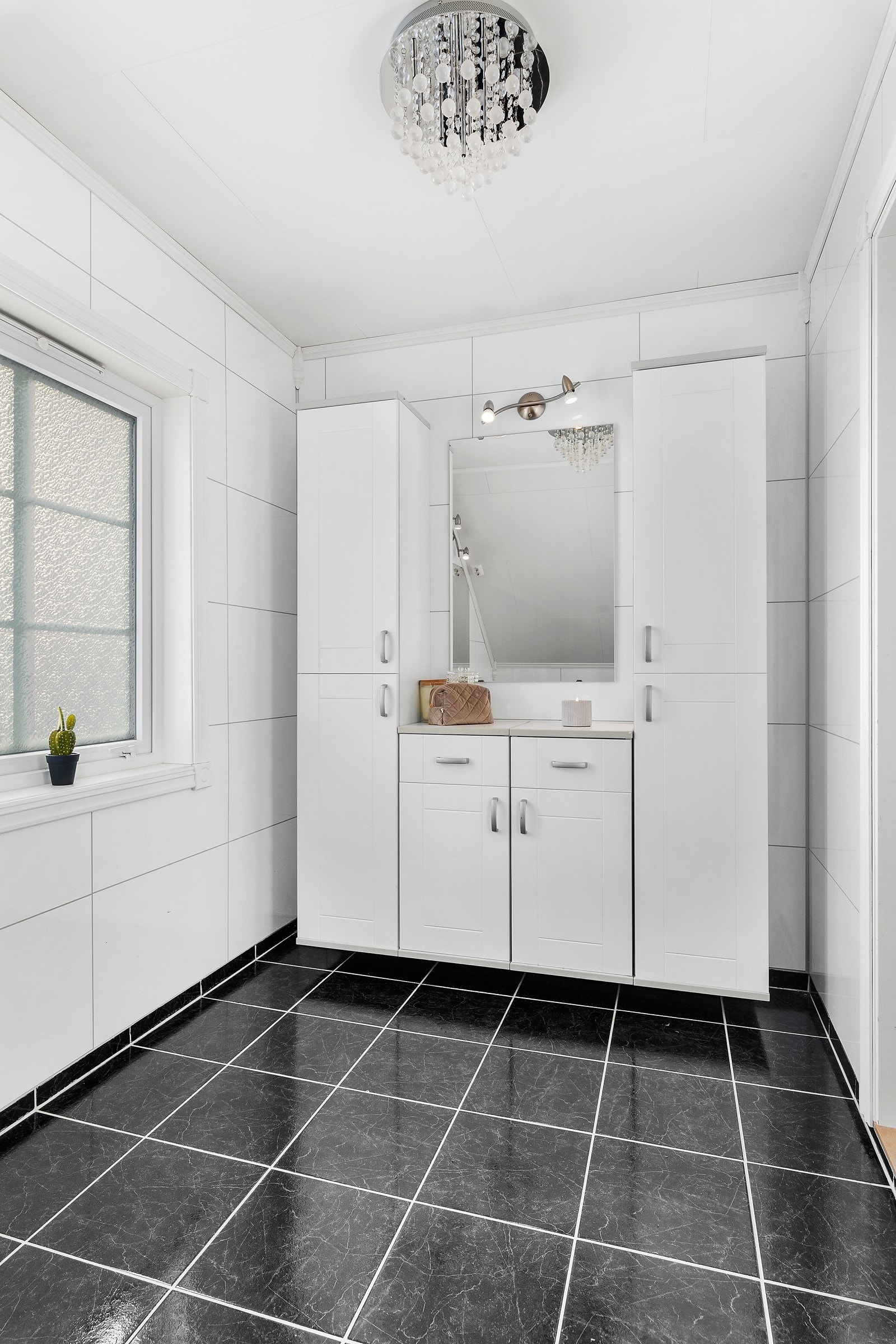 Badet er fra 2009 og har baderomsplater på veggene, malte trefiberplater i himlingen og fliser på gulvet. Galleribilde