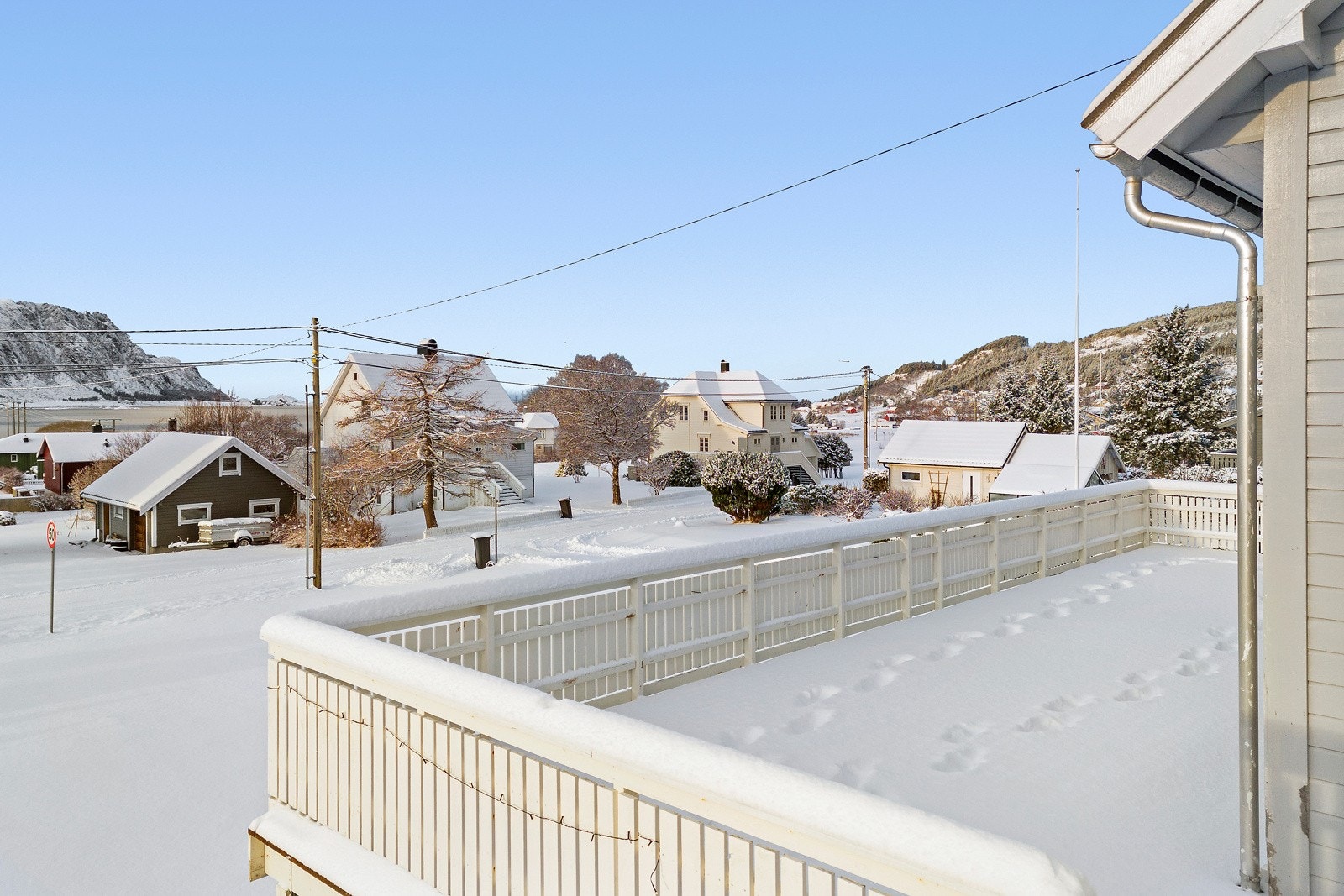 Verandaen er utvidet mot vest som ikke bare kan brukes til soling, men også til å parkere en bil under. Galleribilde