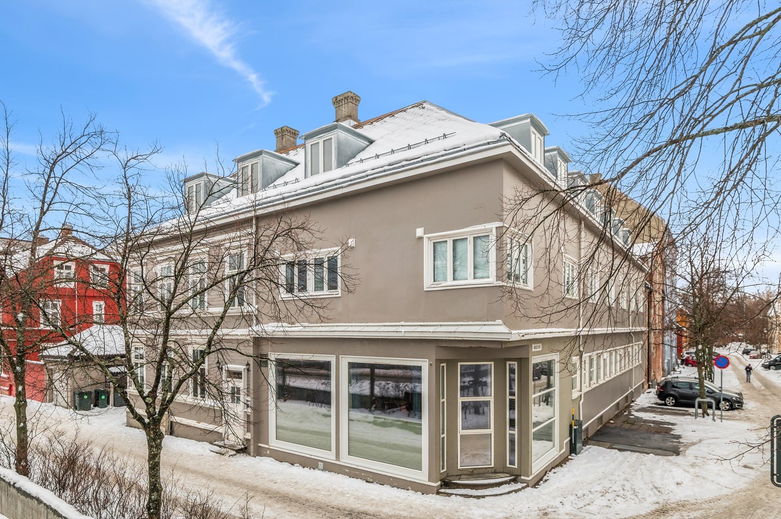 Leiligheten ligger i byggets øverste etasje og vist med de tre vinduene på høyre side og ett vindu i front. Galleribilde