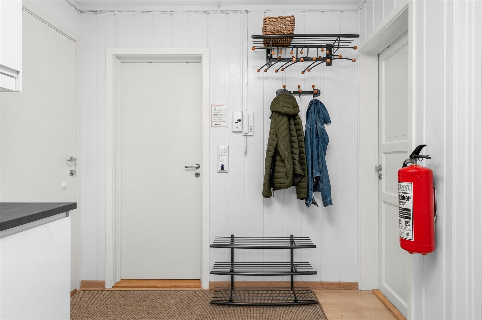 Leiligheten har i dag 3 romslige soverom på henholdsvis 13m², 9m² og 8,5m². Alle rommene har god ventilasjon og det er installert støydempende luftventiler Galleribilde