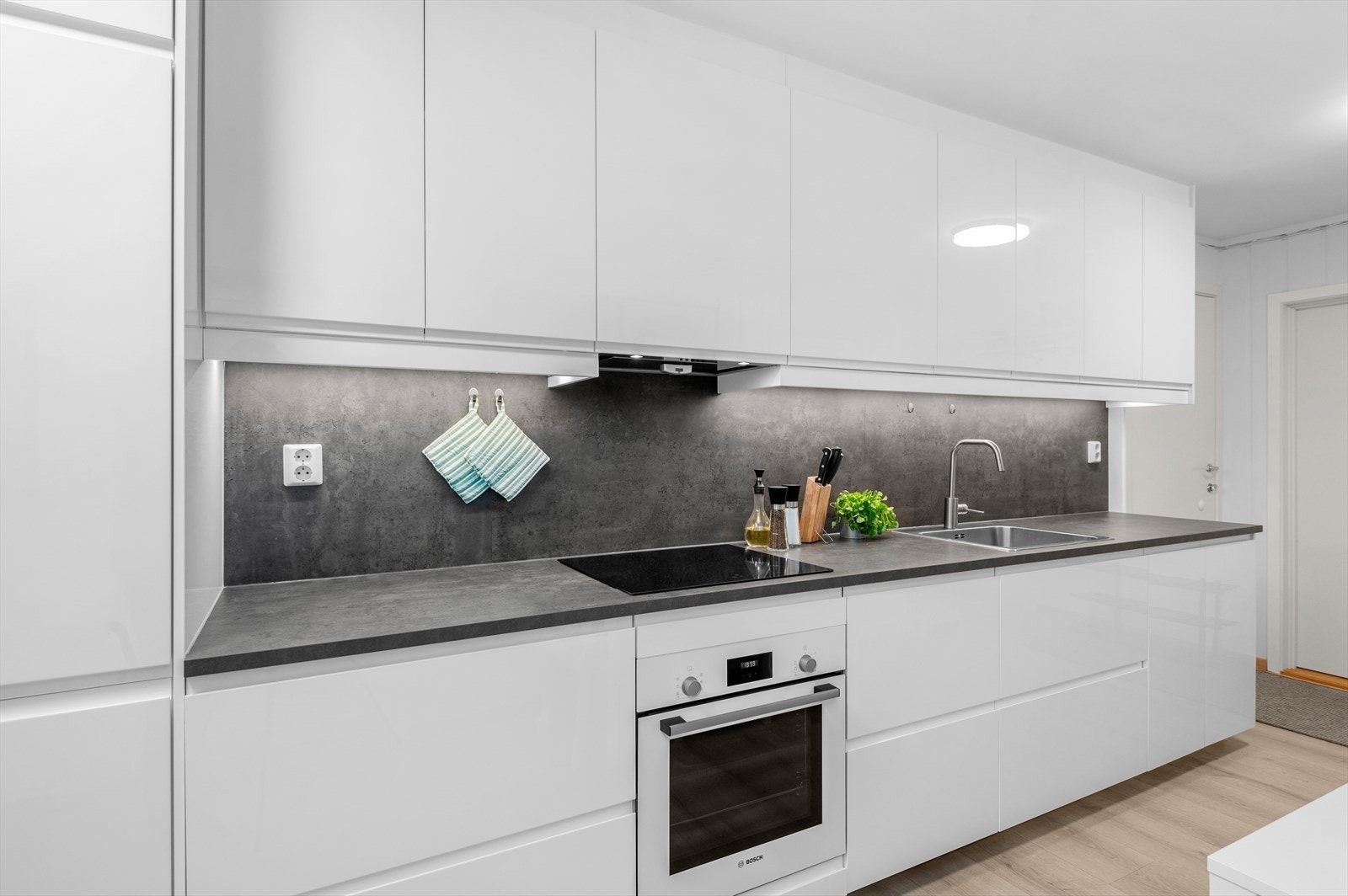 Kjøkkenet er nytt fra 2018 og er vurdert til TG1. Kjøkkenet har godt med skap- og benkeplass. Det har integrerte hvitevarer som induksjonstopp, kombiskap og oppvaskmaskin. Waterguard og komfyrvakt følger også med. Galleribilde