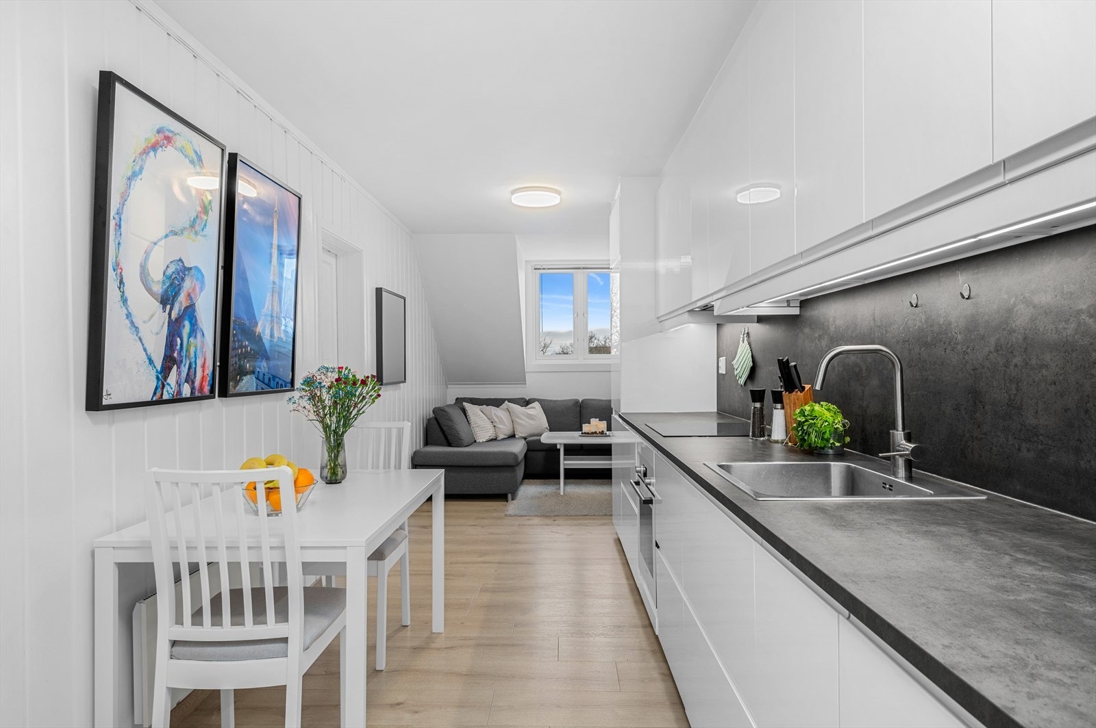 Leiligheten ligger i byggets øverste etasje og vist med de tre vinduene på høyre side og ett vindu i front. I bakgården disponerer borettslaget egne p-plasser for beboerne. Ellers i gatene rundt er det soneparkering med mulighet for lading av EL-bil. Galleribilde