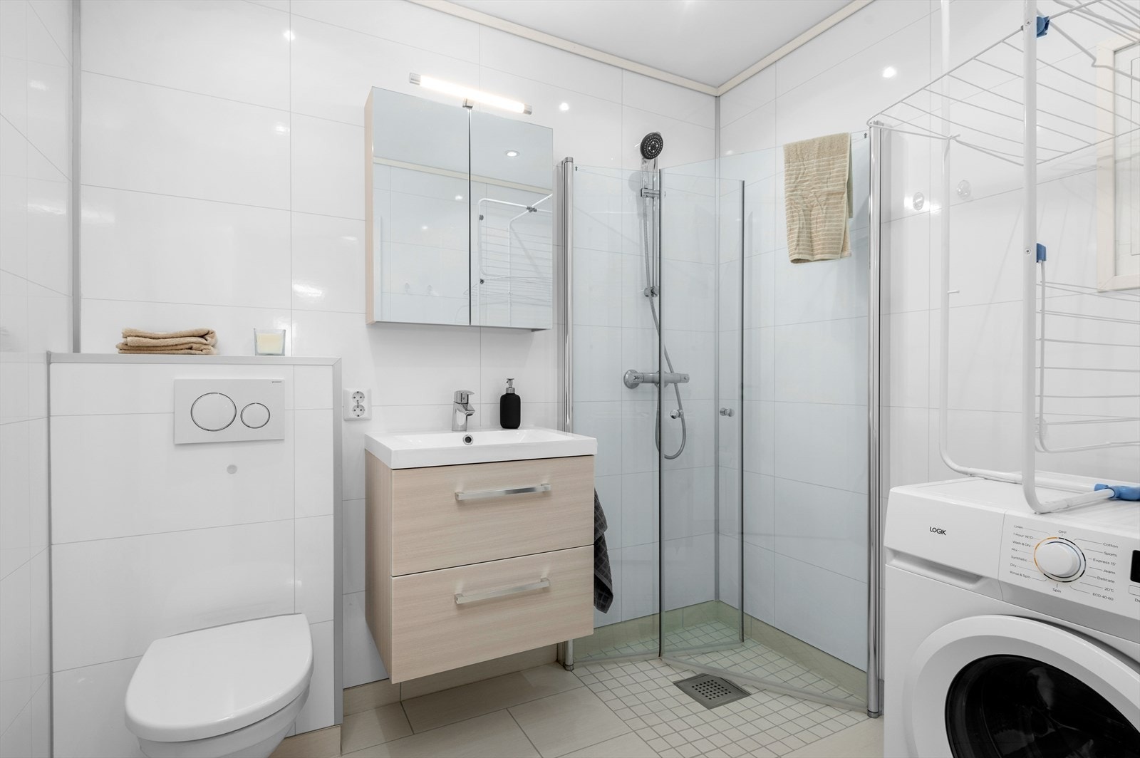 Baderommet er på 4,5m² og er i likhet med store deler av leiligheten fra 2018. Rommet har fått tilstandsgrad 1 av takstmann. Badet har vifte med automatisk avtrekk Galleribilde