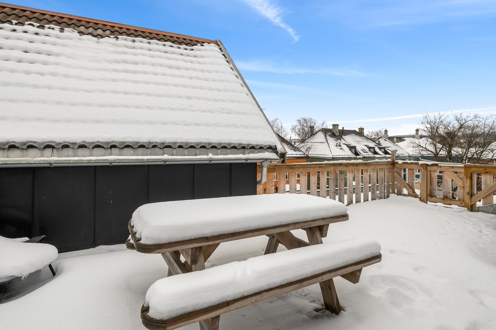 På samme plan som leiligheten er det en oppgradert felles takterrasse for beboerne i borettslaget. Galleribilde