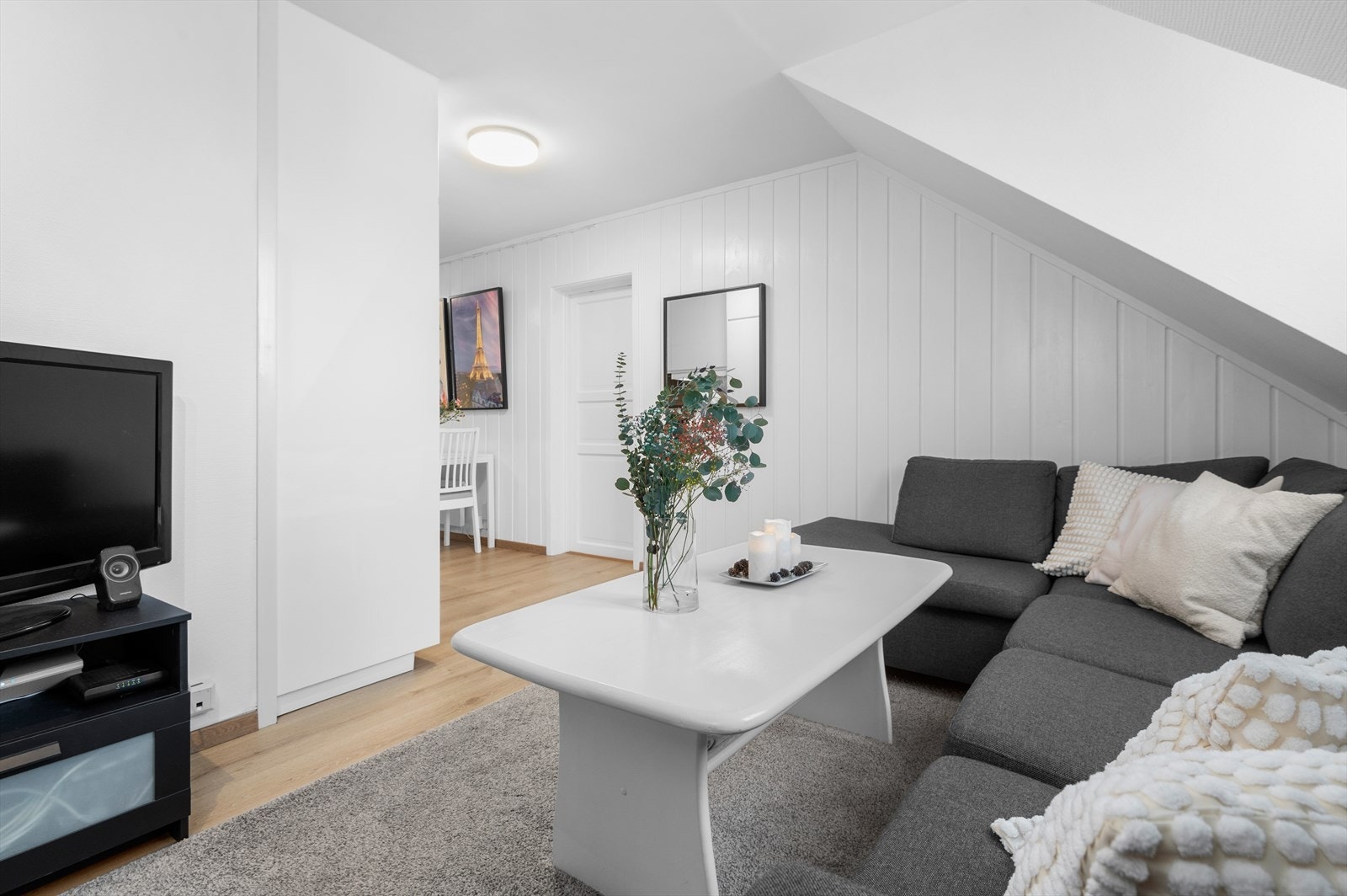 Stuen og kjøkkenet er i delvis åpen løsning og er på 22,5m² målbart areal. Galleribilde
