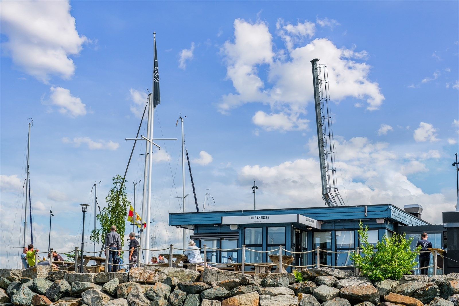 Ved skansen kan du oppleve hyggelig båtliv. Galleribilde