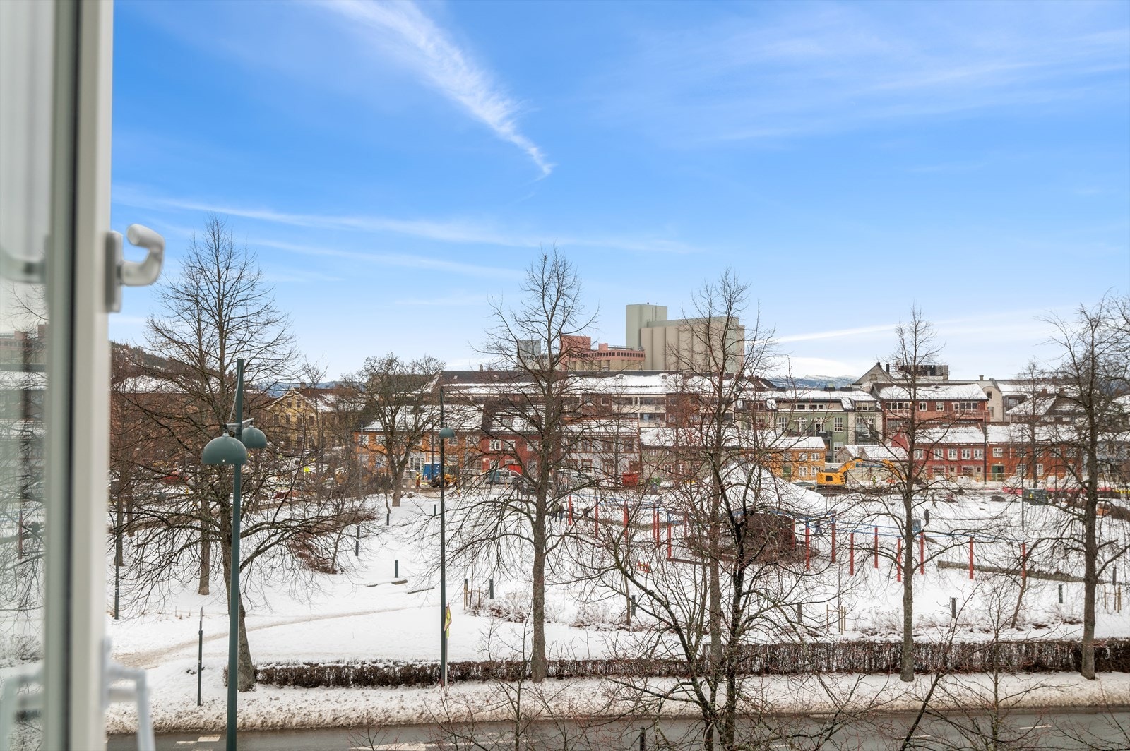 Herlig utsikt mot Ilaparken fra stuevinduet Galleribilde