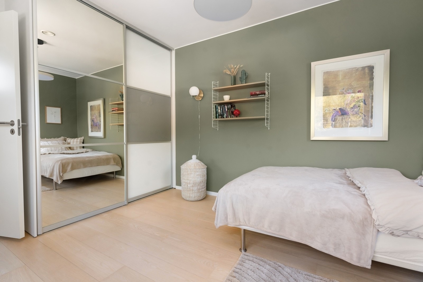 Med så mange soverom er det gode muligheter for gjesterom, tv-stue, trimrom eller lekerom. Galleribilde