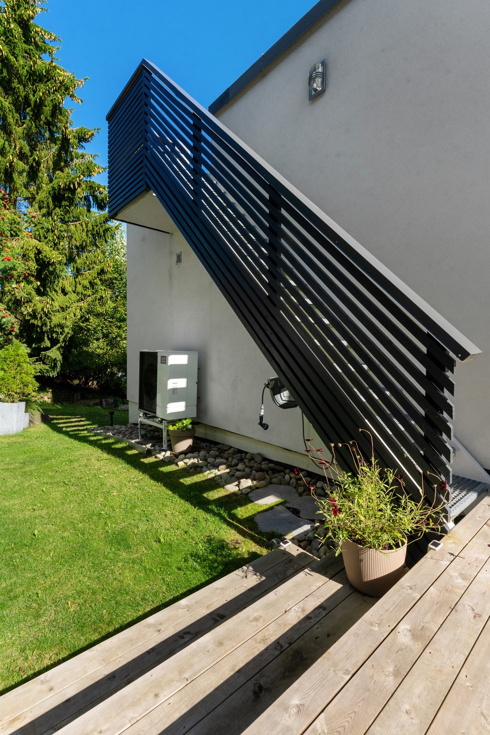 Nyere platting på bakside av boligen med adkomst til hagen og takterrassen. Galleribilde