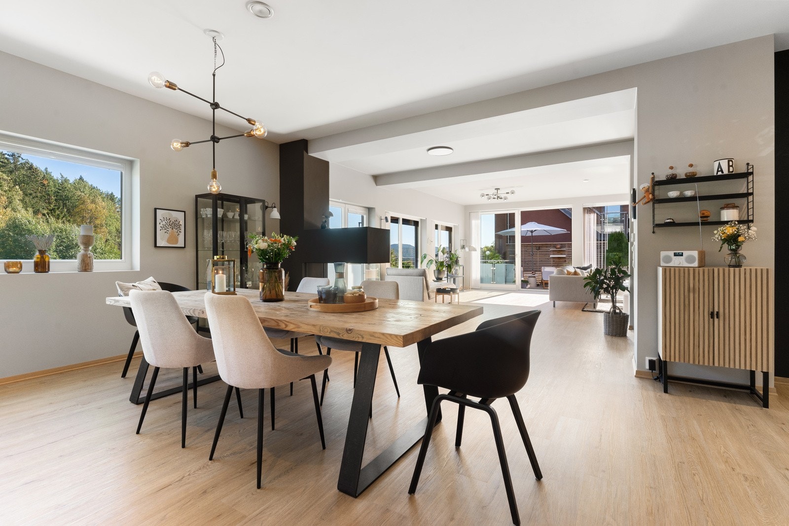 Et romslig spisekjøkken med plass til større langbord. Galleribilde