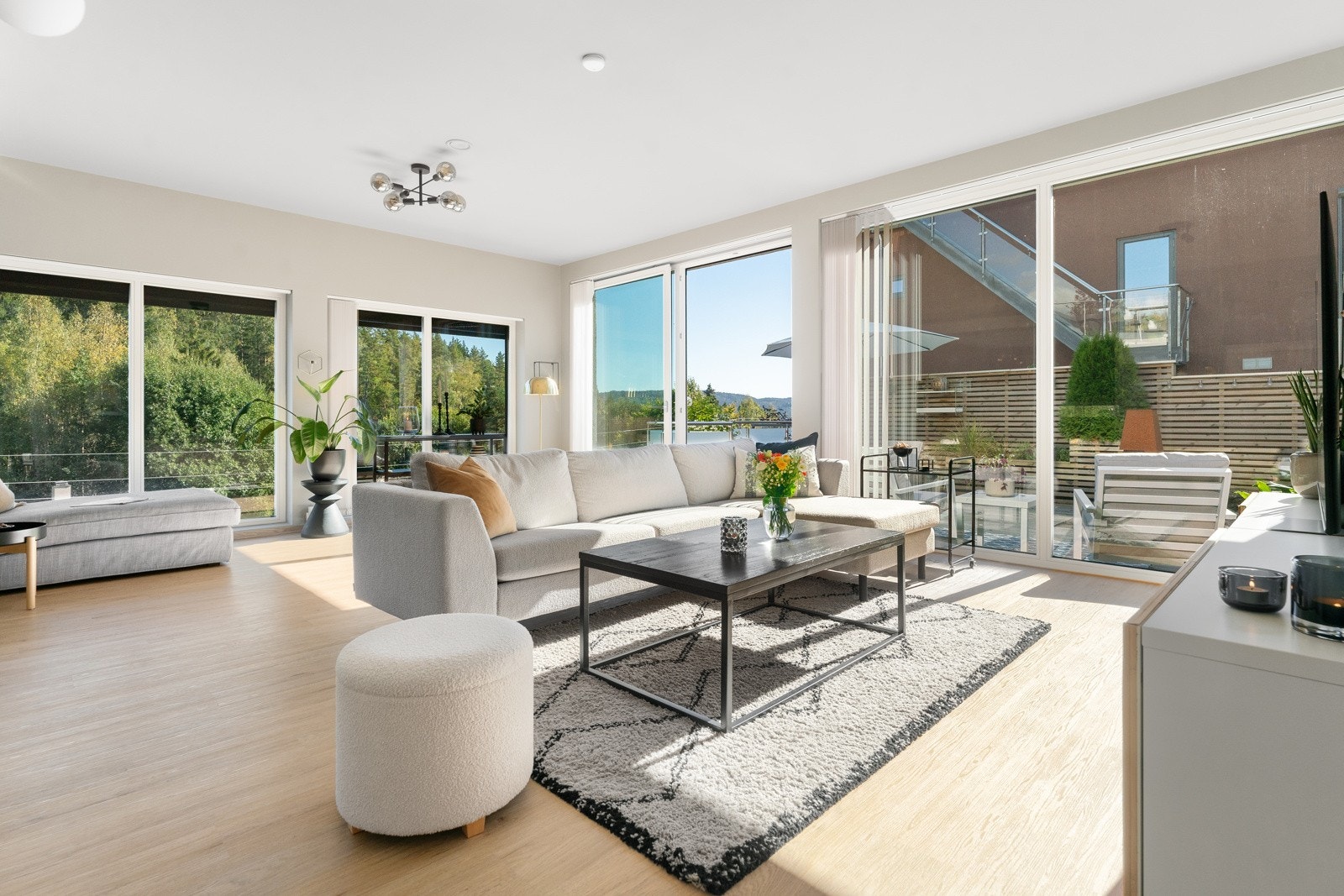 Store vinduer i tre himmelretninger som slipper inn rikelig med naturlig lys, samtidig som det ivaretar utsikten. Galleribilde