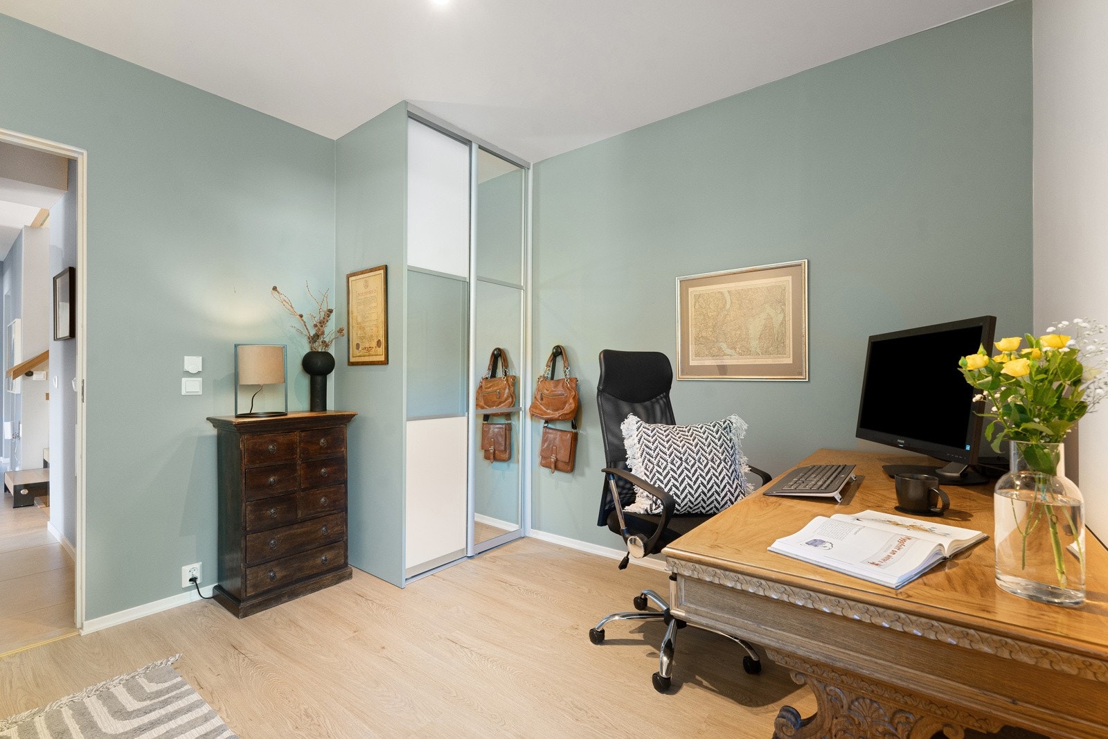 På hver sin side av etasjen ligger to soverom vegg-i-vegg med praktisk nærhet til hvert sitt baderom. Galleribilde