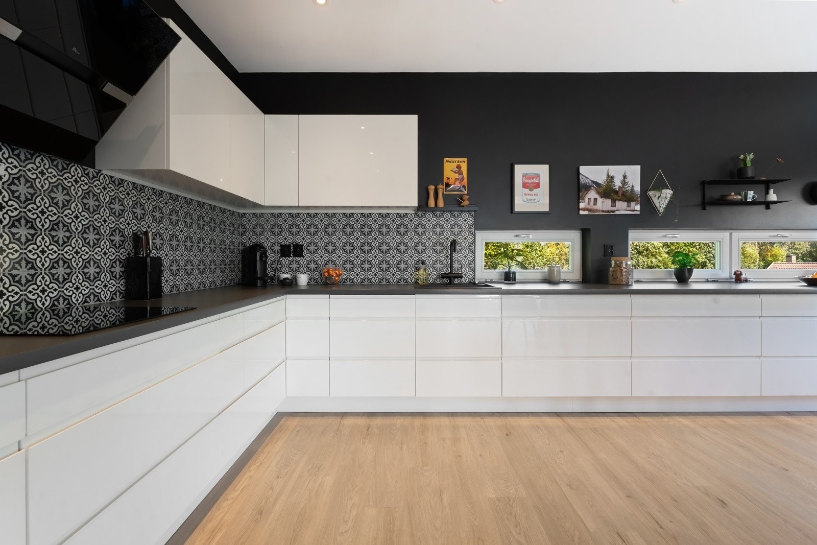 I kombinasjon med sorte benkeplater i laminat, blir uttrykket minimalistisk og stilrent. Galleribilde