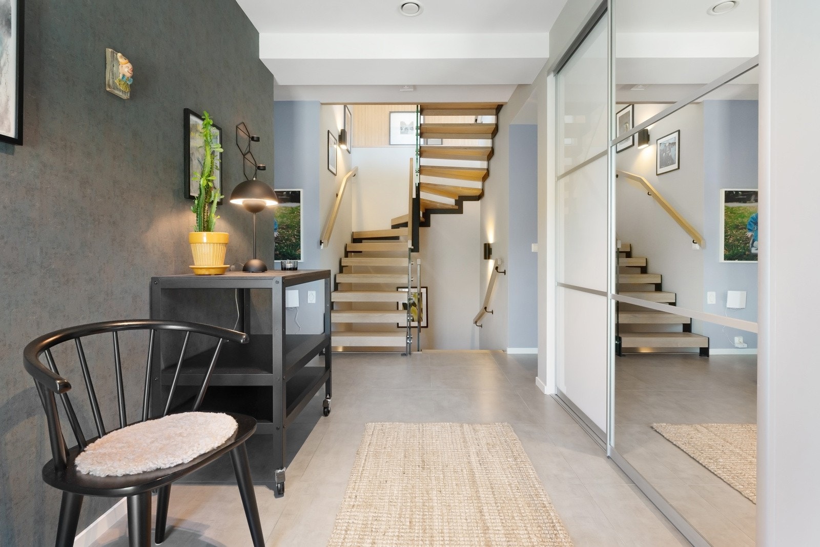 Herfra ledes du naturlig videre til etasjens øvrige rom, og et trappeløp fører deg opp til andre- og underetasjen. Galleribilde