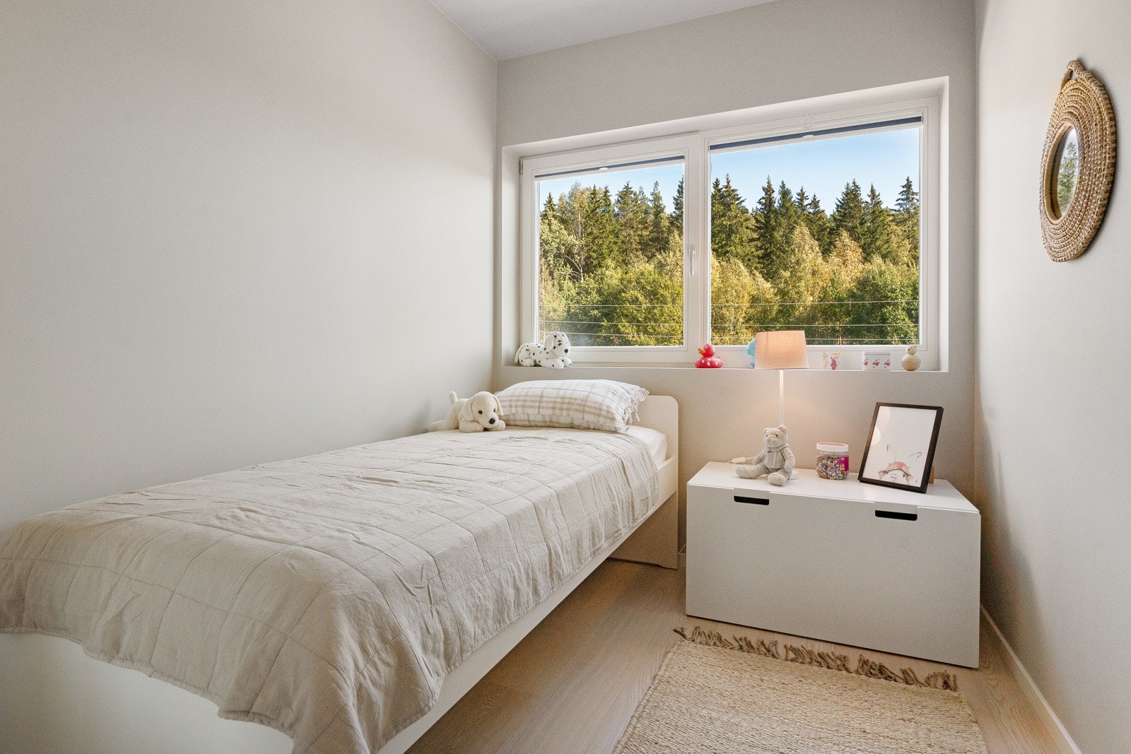 Soverommene ligger usjenert til med fin utsikt mot marka. Galleribilde