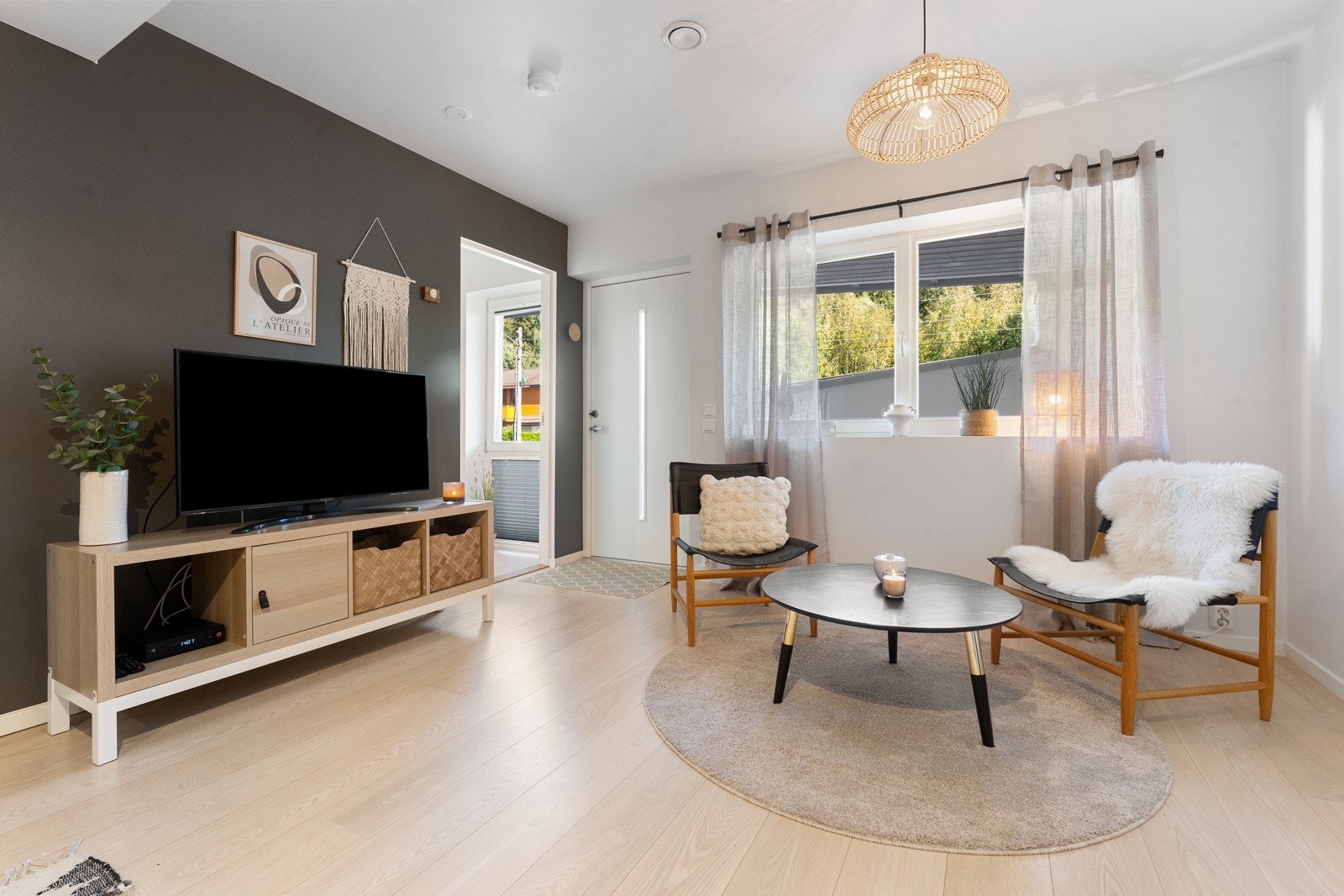 Kjellerstuen er lys og romslig, med plass til sofasalong og tilhørende TV-møblement. Galleribilde