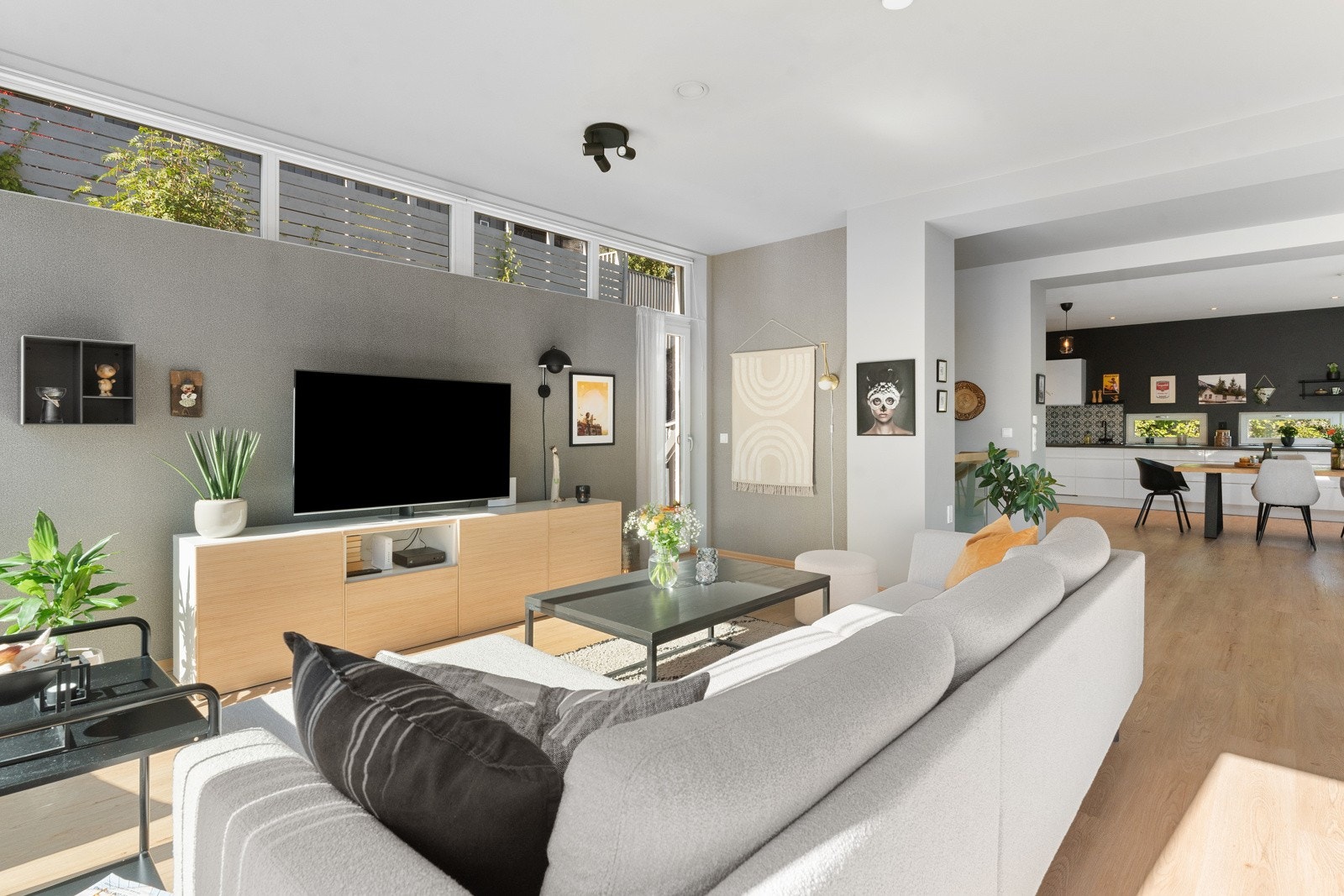 God plass til tv-stue med tilhørende mediemøblement. Galleribilde