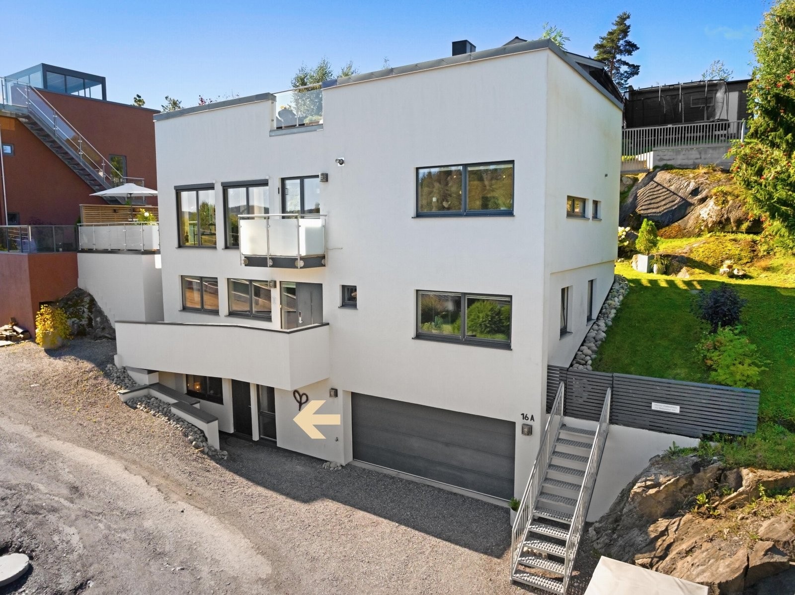 Hybelleiligheten har praktisk adkomst med egen inngang fra gårdsplassen. Galleribilde