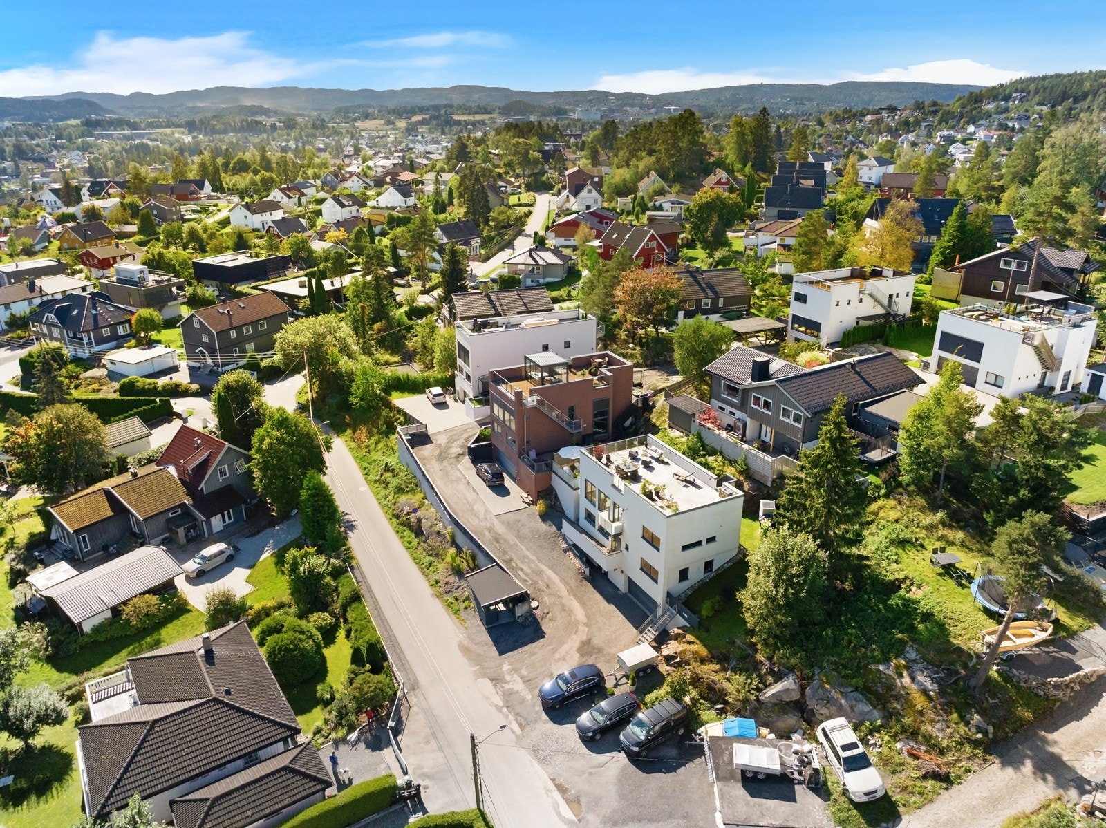 Beliggenheten gir trygg gangavstand til skoler i alle trinn, barnehager og nødvendige fasiliteter. Galleribilde