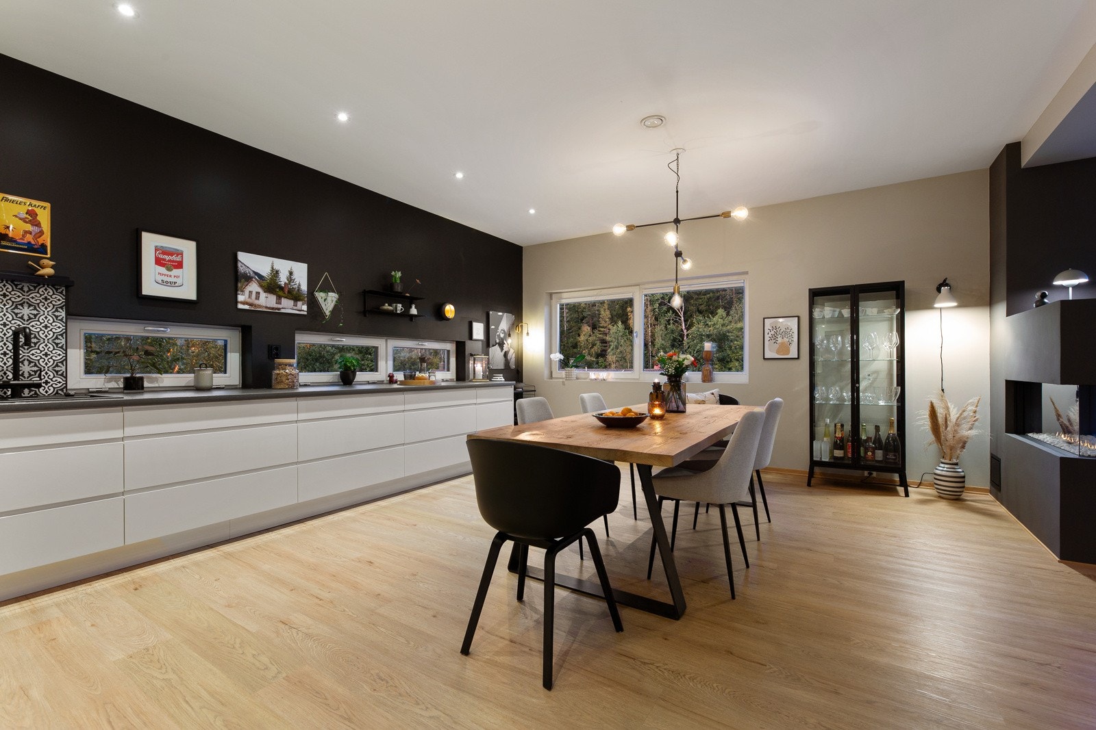 Velplasserte downlights i taket gir god belysning på kveldstid. Galleribilde