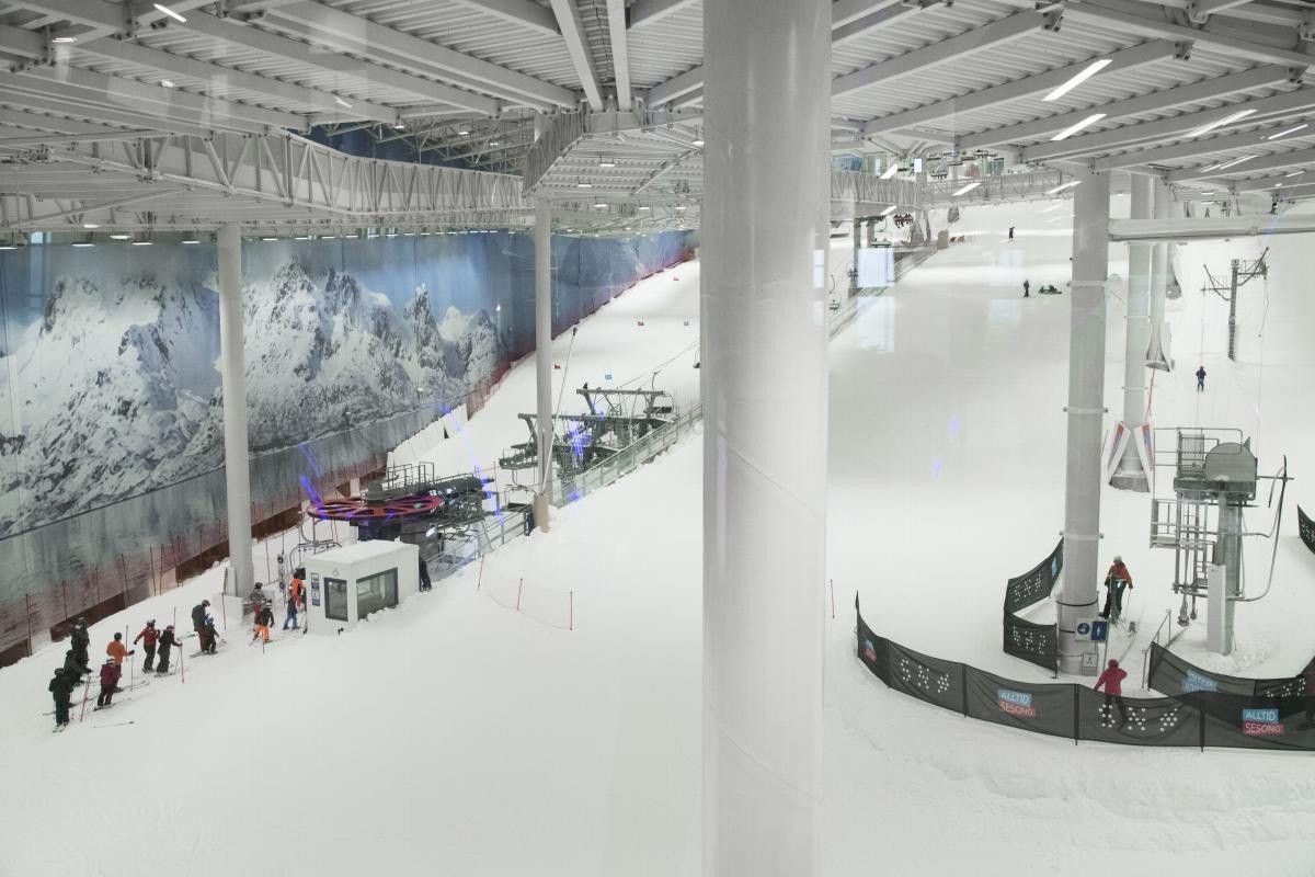 SNØ, verdens største innendørs skianlegg, tilbyr helårsski med langrennsløyper og alpinbakker, samt en terrengpark for store og små. Galleribilde