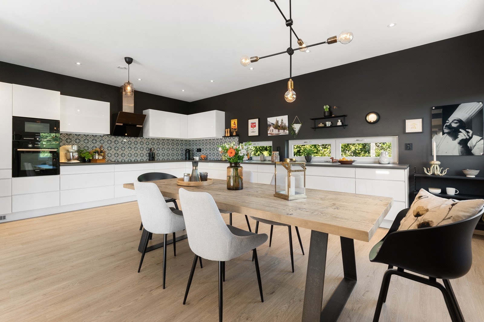 I enden av rommet finner du et stort, snekkerbygget kjøkken med hvit høyglans utførelseI. Galleribilde