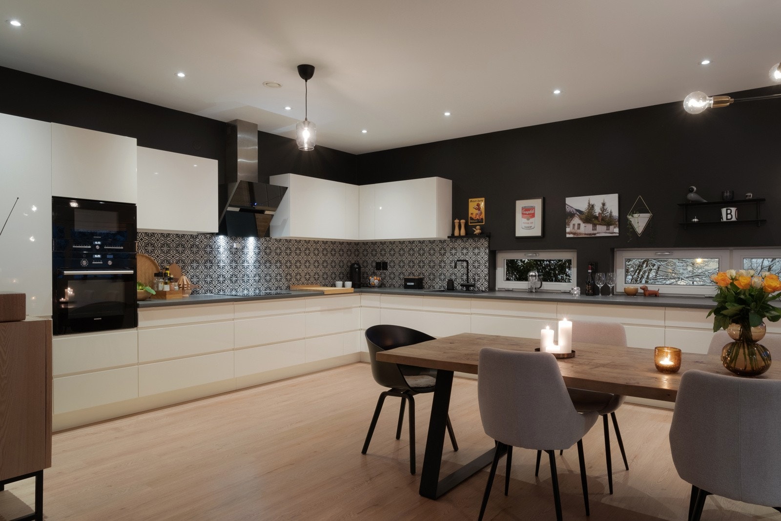 Rikelig med oppbevaringsplass og gode arbeidsforhold. Galleribilde