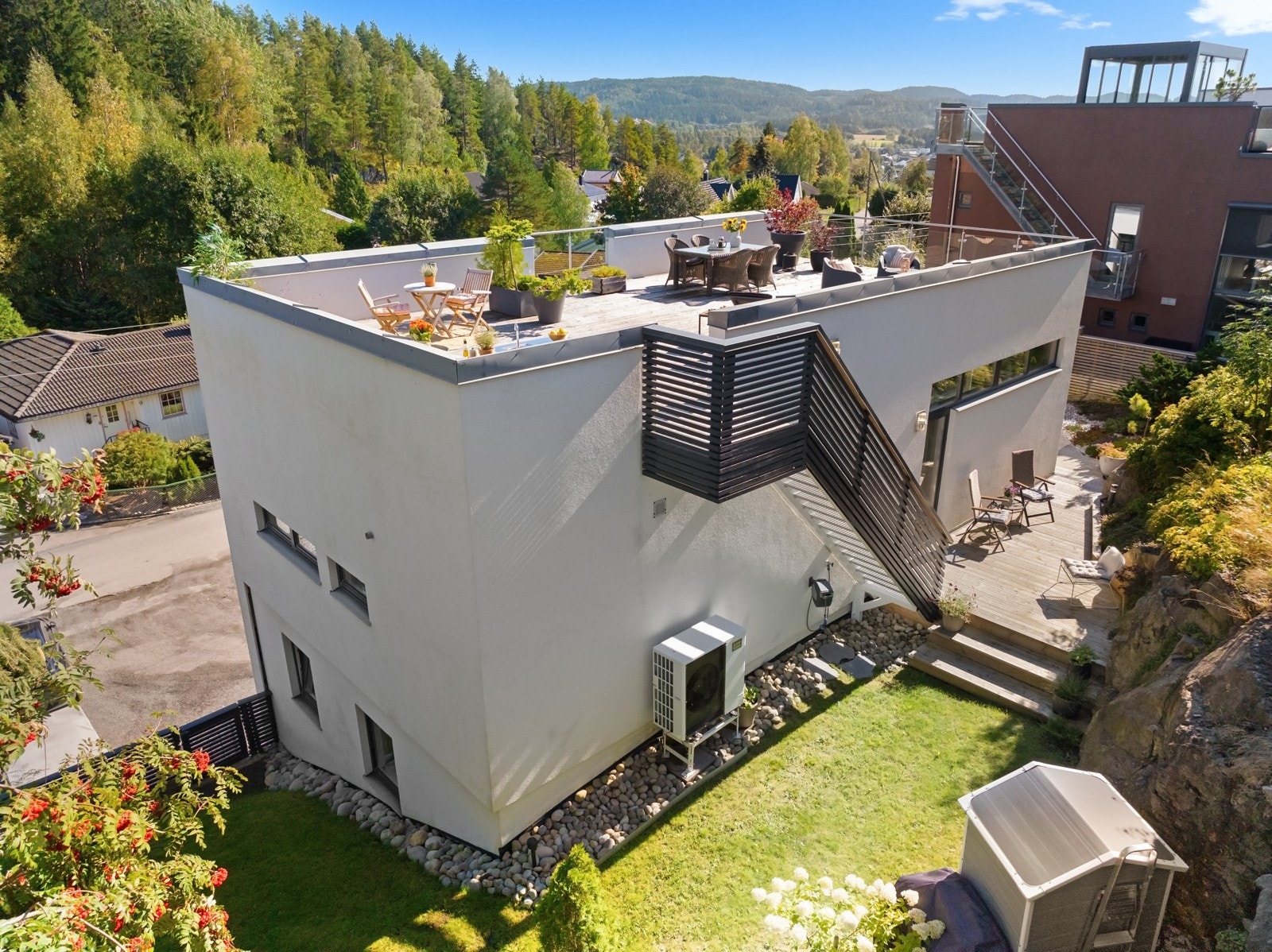 Sommerdagene kan nytes flere steder, enten på markterrassen/hagen, balkongen eller på egen takterrasse. Galleribilde
