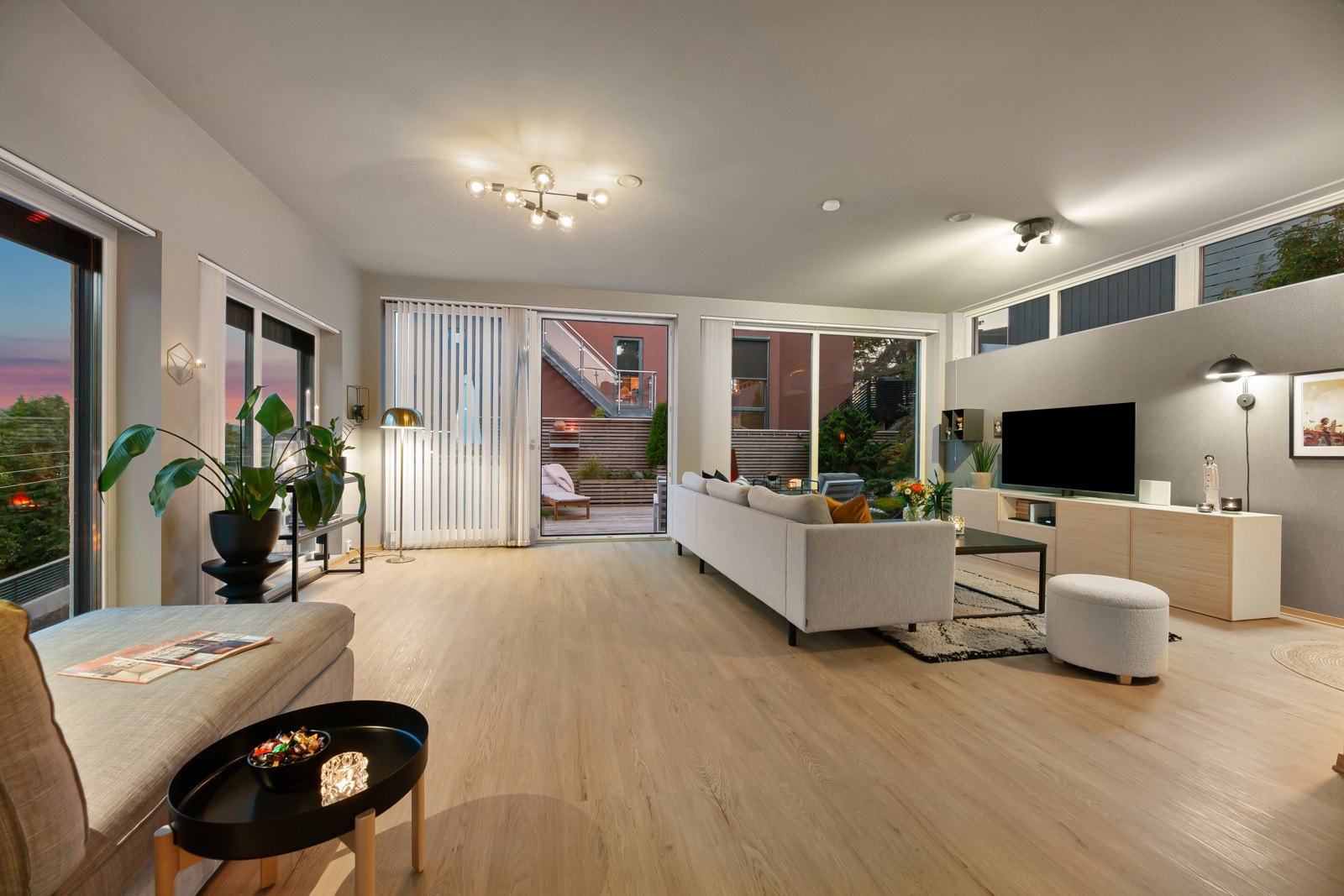 Boligen varmes opp av gulvvarme og balansert ventilasjon med varmegjenvinning. Galleribilde