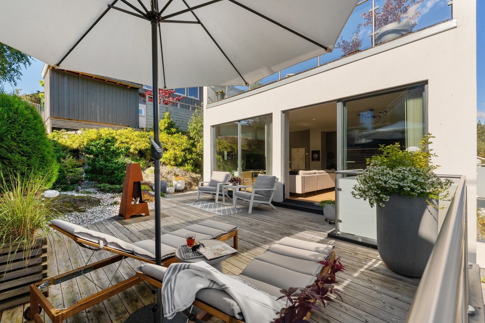 Uteplassen har flere møbleringsmulighet med både solsenger, lounge og grill. Galleribilde