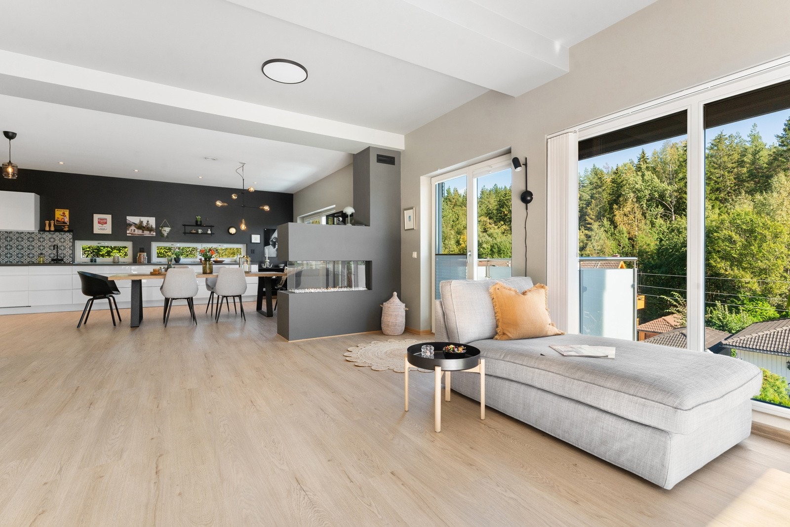 Fra stuen er det utgang til balkong med nytt, vedlikeholdsfritt gulv fra 2021. Galleribilde