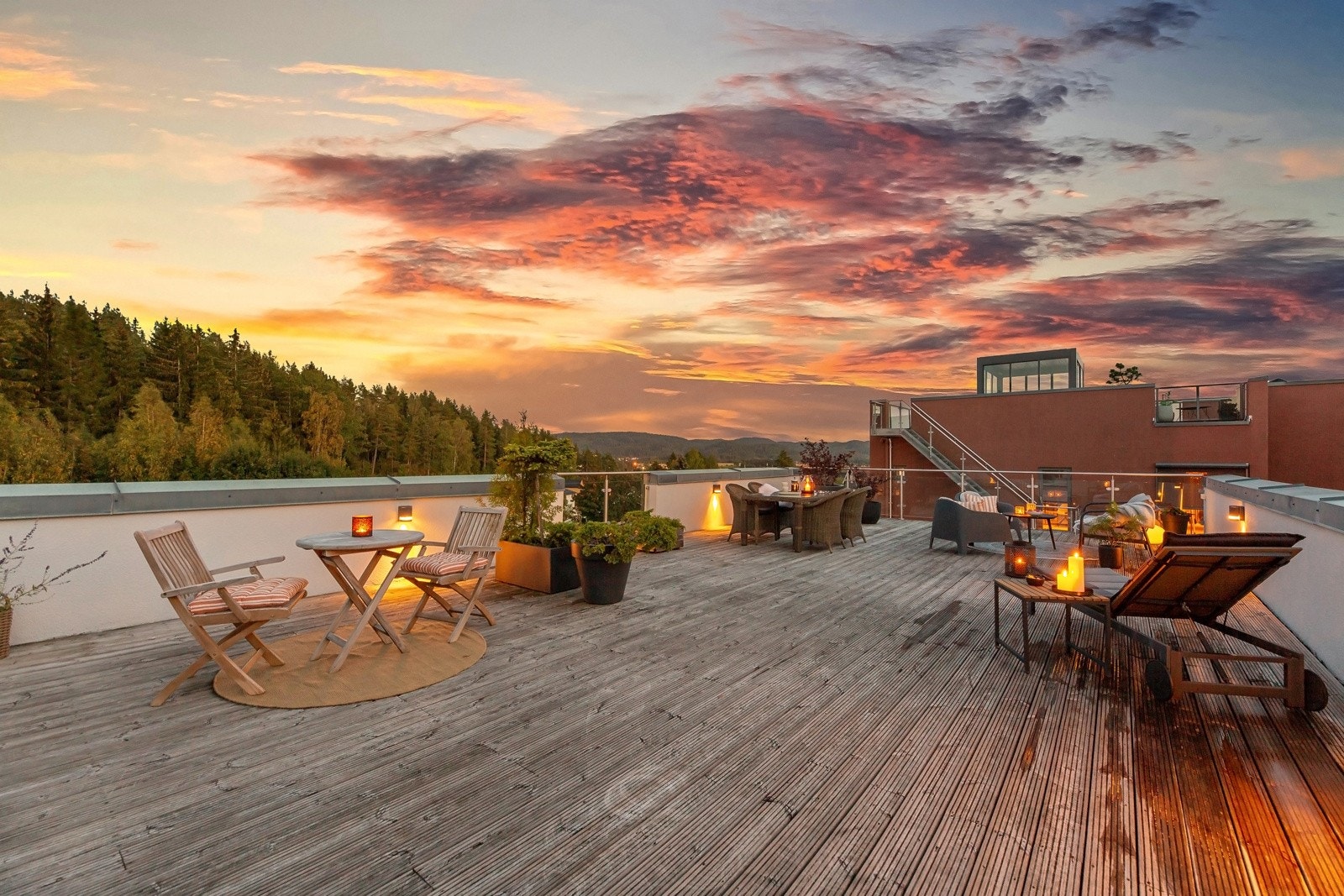 En stor og lekker funkisbolig over tre plan, med naturnær beliggenhet og fantastisk takterrassen på 82 kvm. Galleribilde