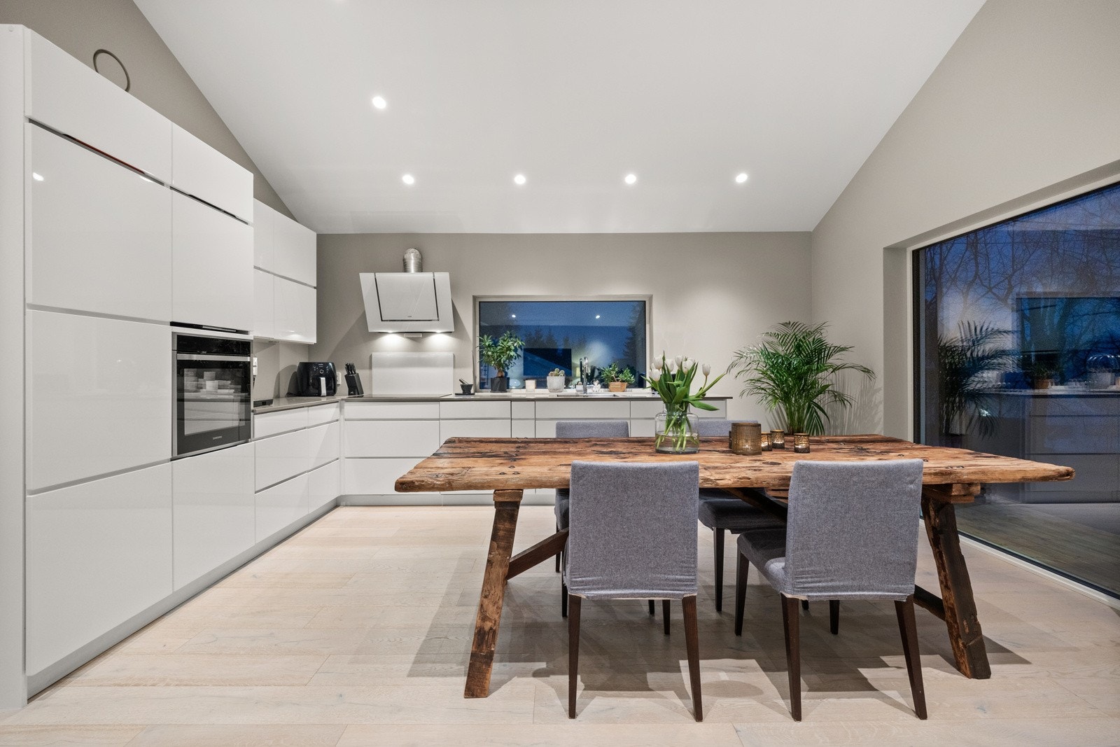 Toppmoderne kjøkken med integrerte hvitevarer. Galleribilde