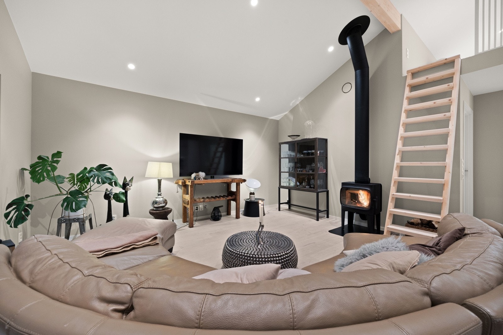 God varme fra peisovnen. Galleribilde