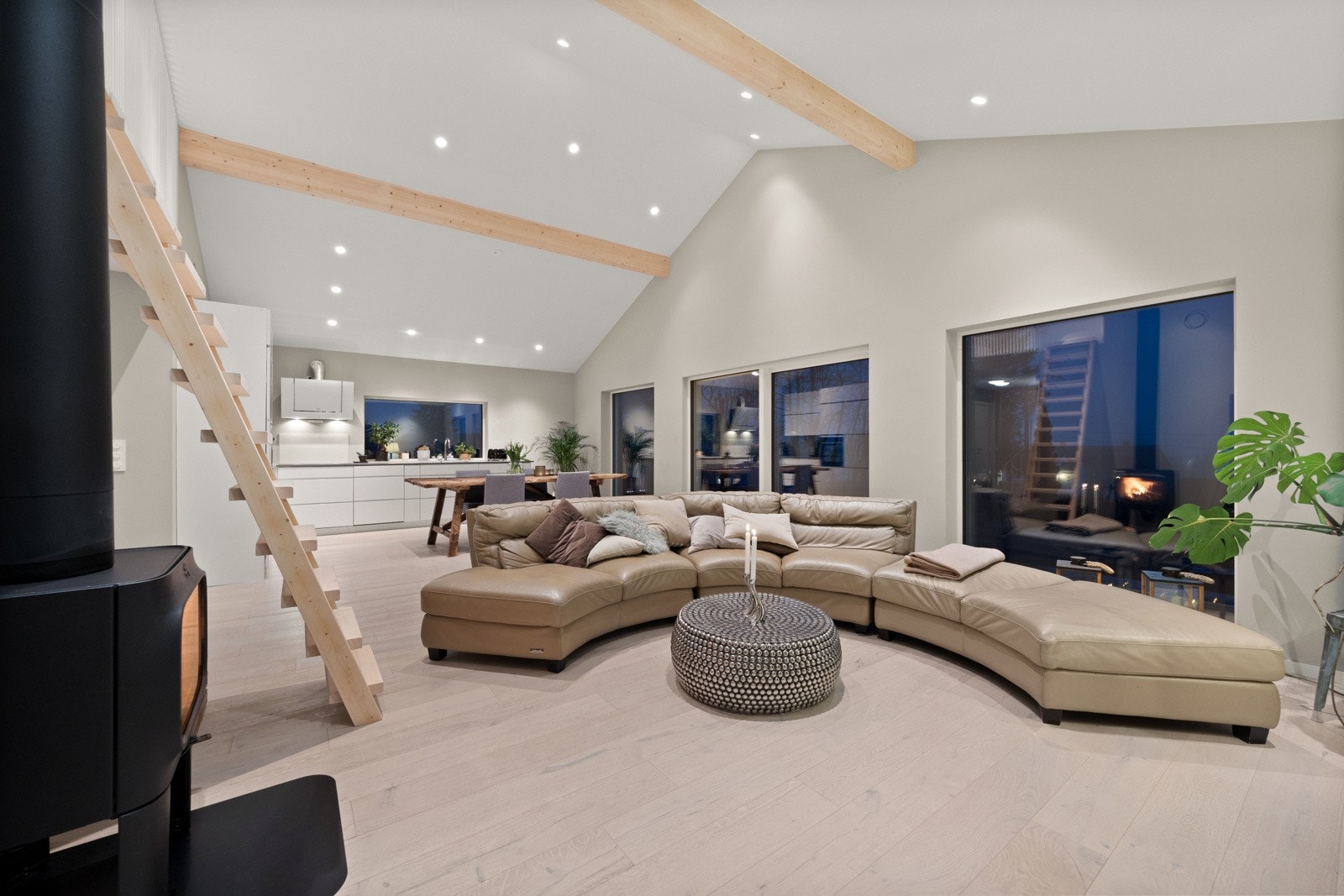 Stue og kjøkken i en barnevennlig og sosial åpen løsning. Galleribilde