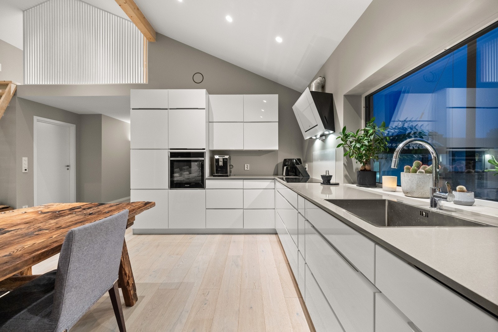 Hvit, høyglans innredning og rikelig med oppbevaringsplass. Galleribilde