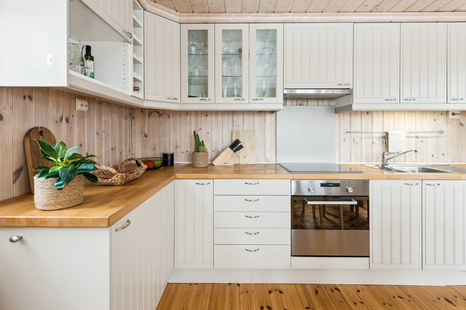 Kjøkken med godt med benkeplass og skapplass. Galleribilde