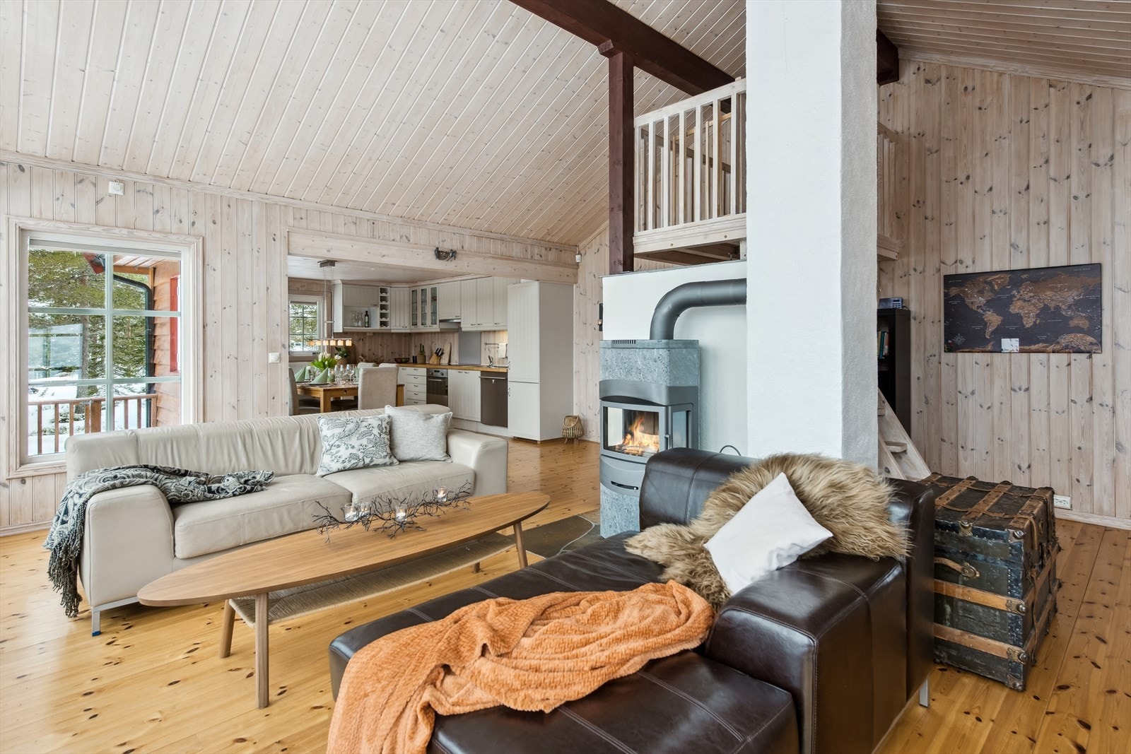 Åpen stue og kjøkkenløsning gjør det enklere å sosialisere med gjester og holde et øye med barna mens du lager mat Galleribilde