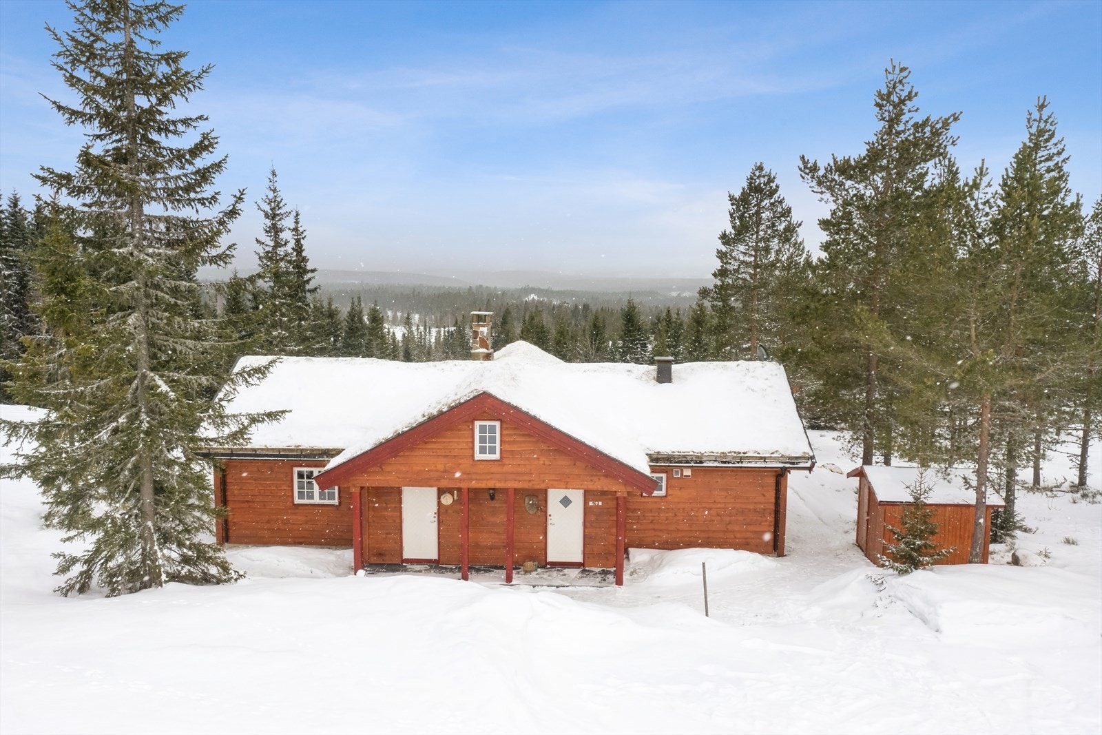 Hytta ligger i et snørikt område med utsikt mot sørvest. Galleribilde