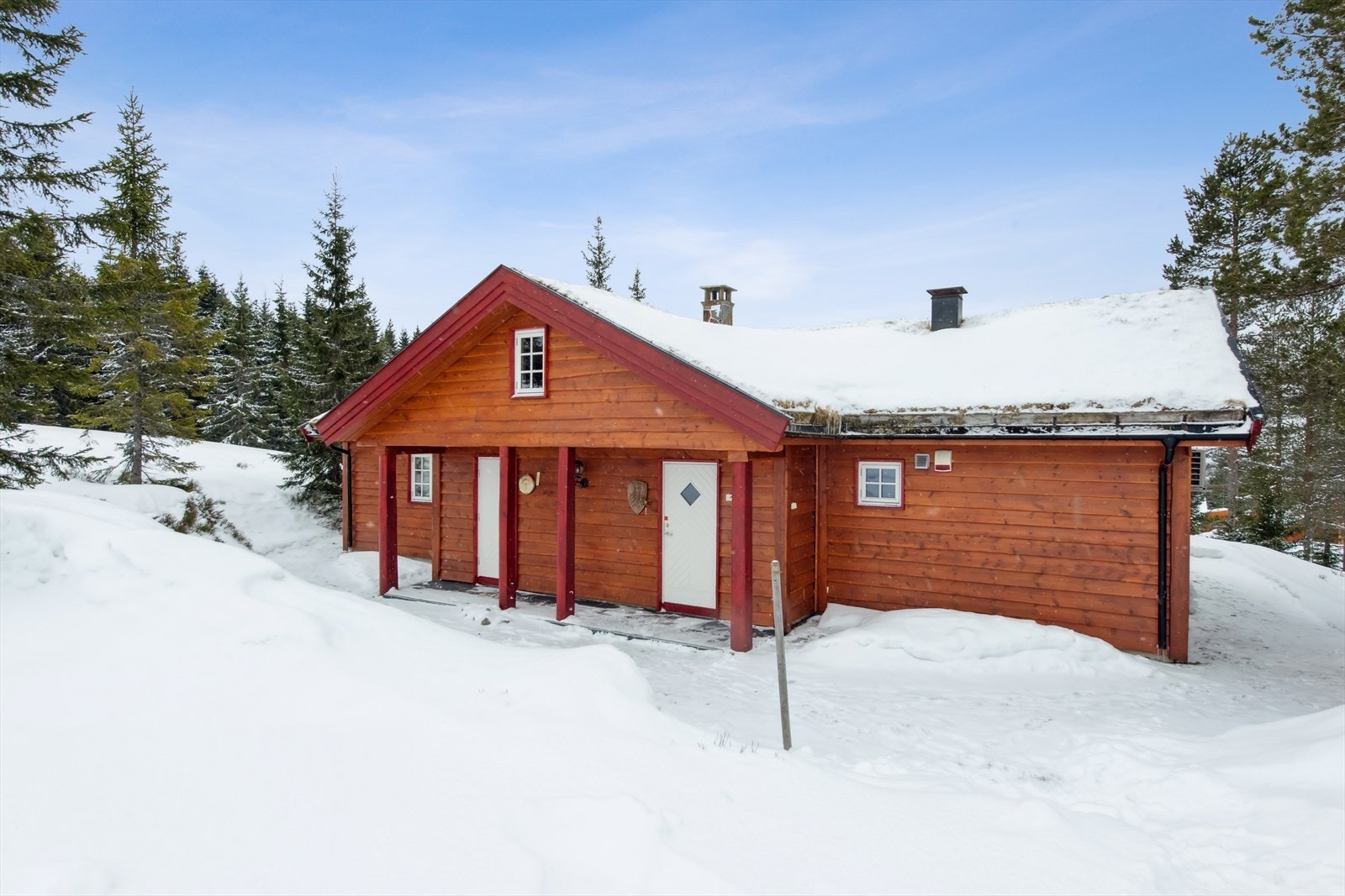 Overbygget inngangsparti er både vakkert og praktisk. Til høyre kommer du inn i entréen og til venstre inn til bod/vaskerom og toalett. Galleribilde