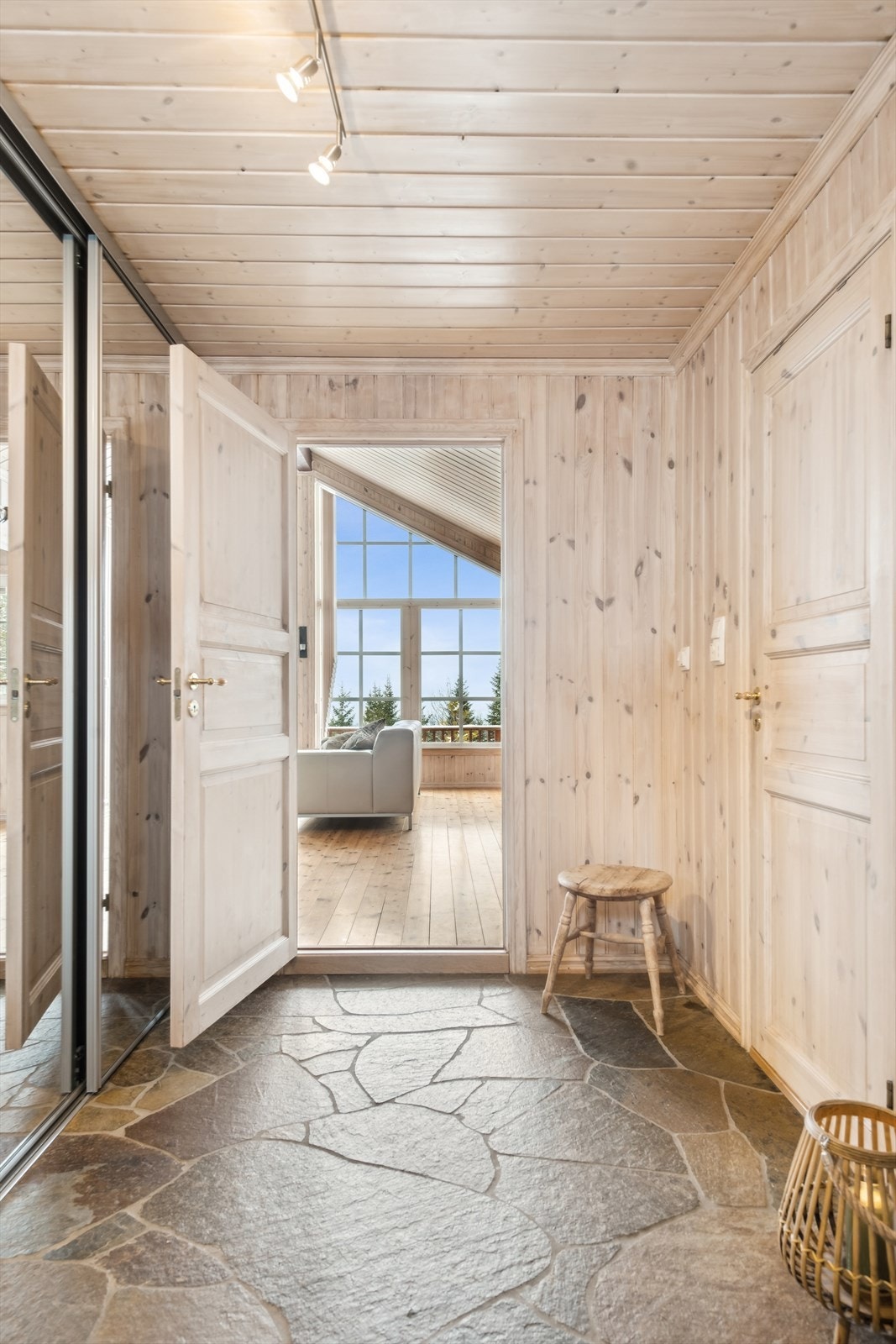 Entré mot stuen. Til høyre er dør inn til baderom med toalett, dusj og badstue. Galleribilde