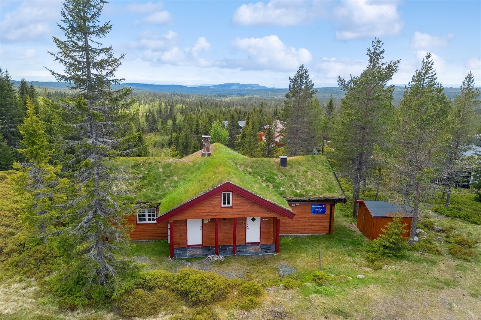 Hytta ligger fint i terrenget. Det er overbygget inngangsparti med hovedinngang og biinngang. Galleribilde